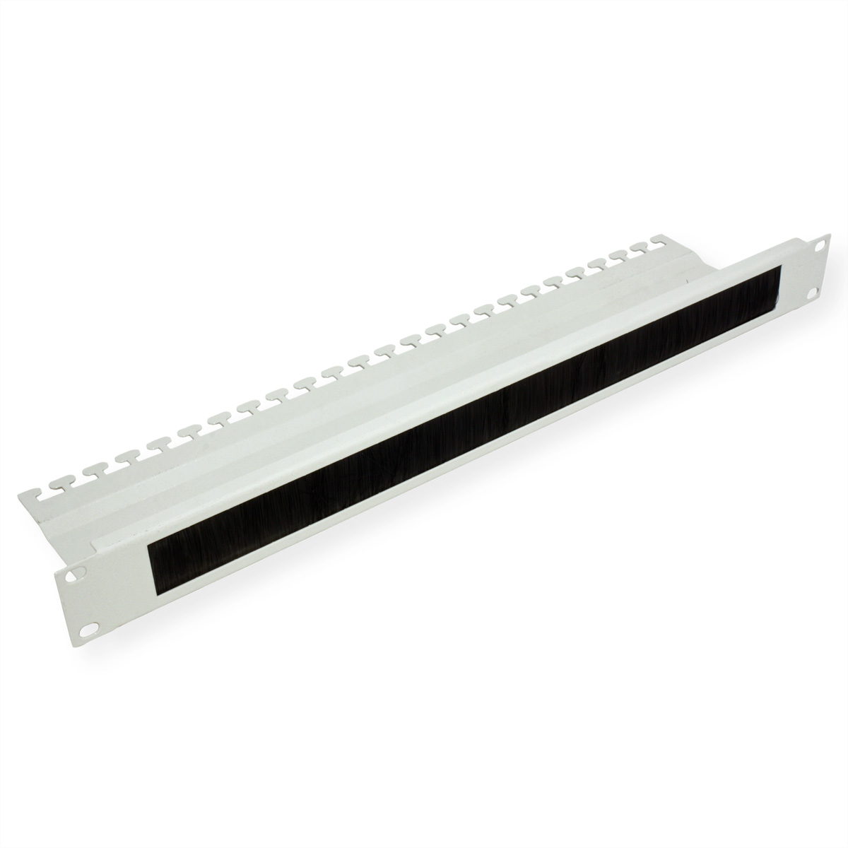 Un pannello per montaggio rack bianco con una striscia di spazzola nera. Il pannello ha fori di montaggio. Sfondo bianco.