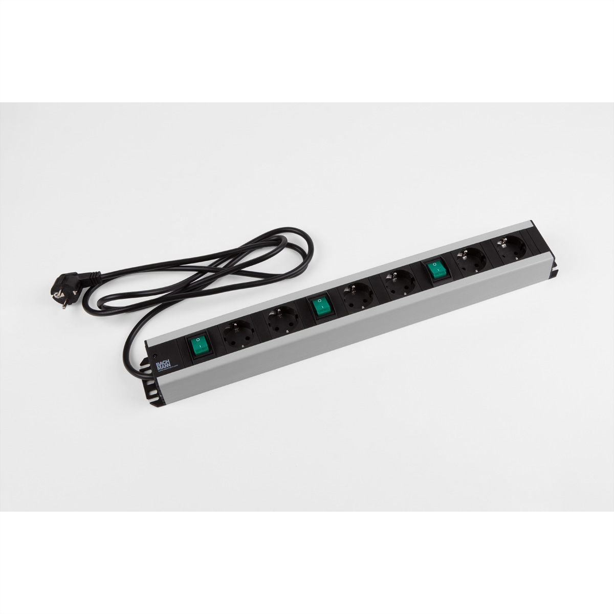 Srebrna listwa zasilająca z wieloma gniazdami i zielonymi przełącznikami zasilania. Czarny kabel zasilający. Białe tło.