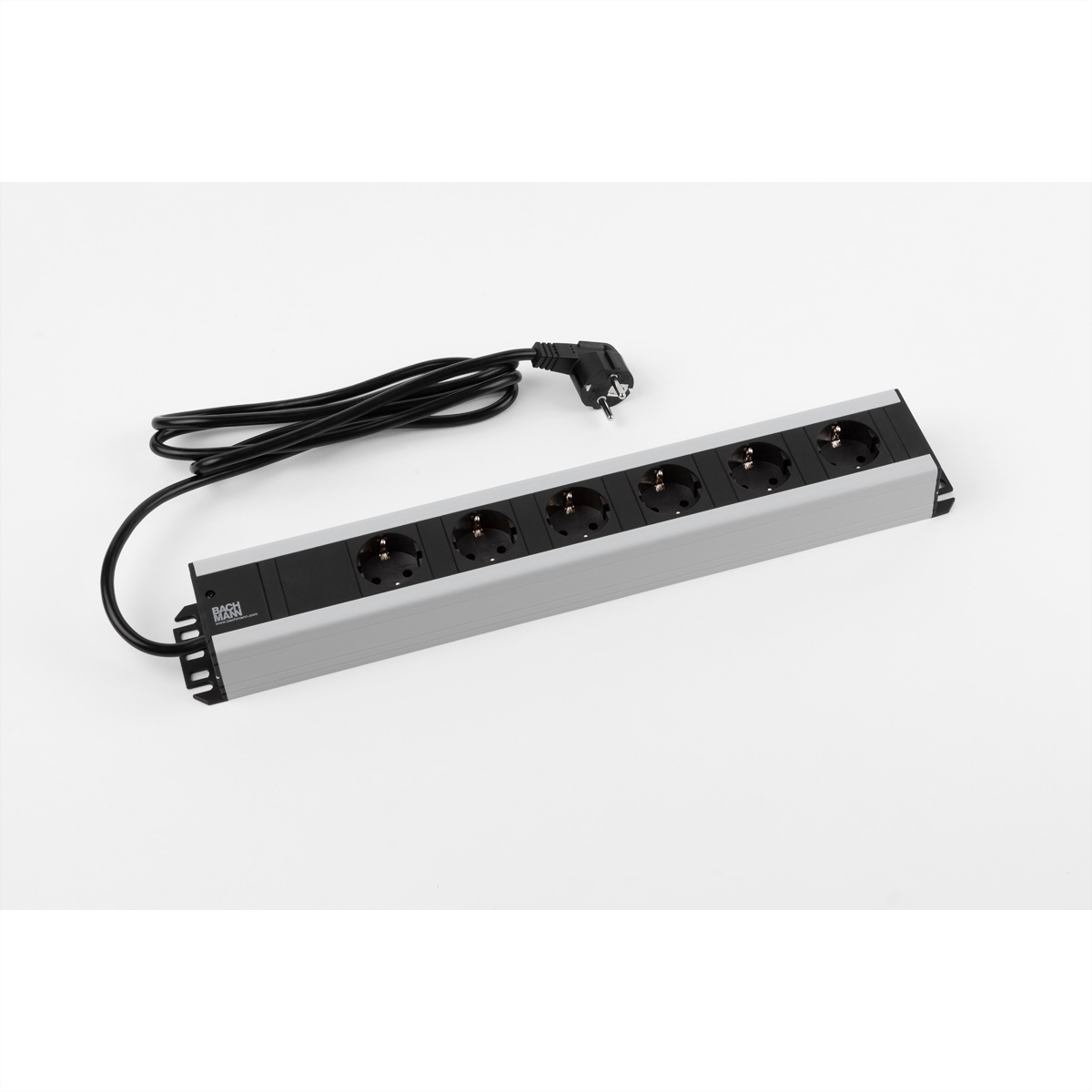 Srebrno-czarna listwa zasilająca z sześcioma gniazdami i czarnym przewodem. Białe tło.