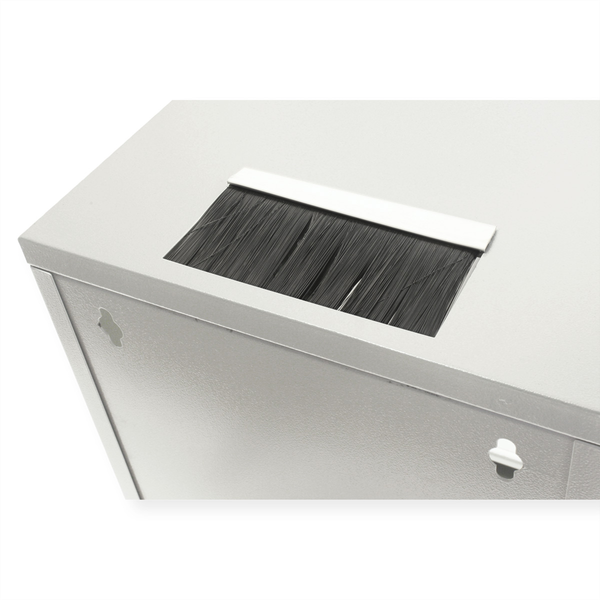 Un primo piano di un pannello metallico bianco con una striscia di spazzole nere, angolato su uno sfondo bianco.