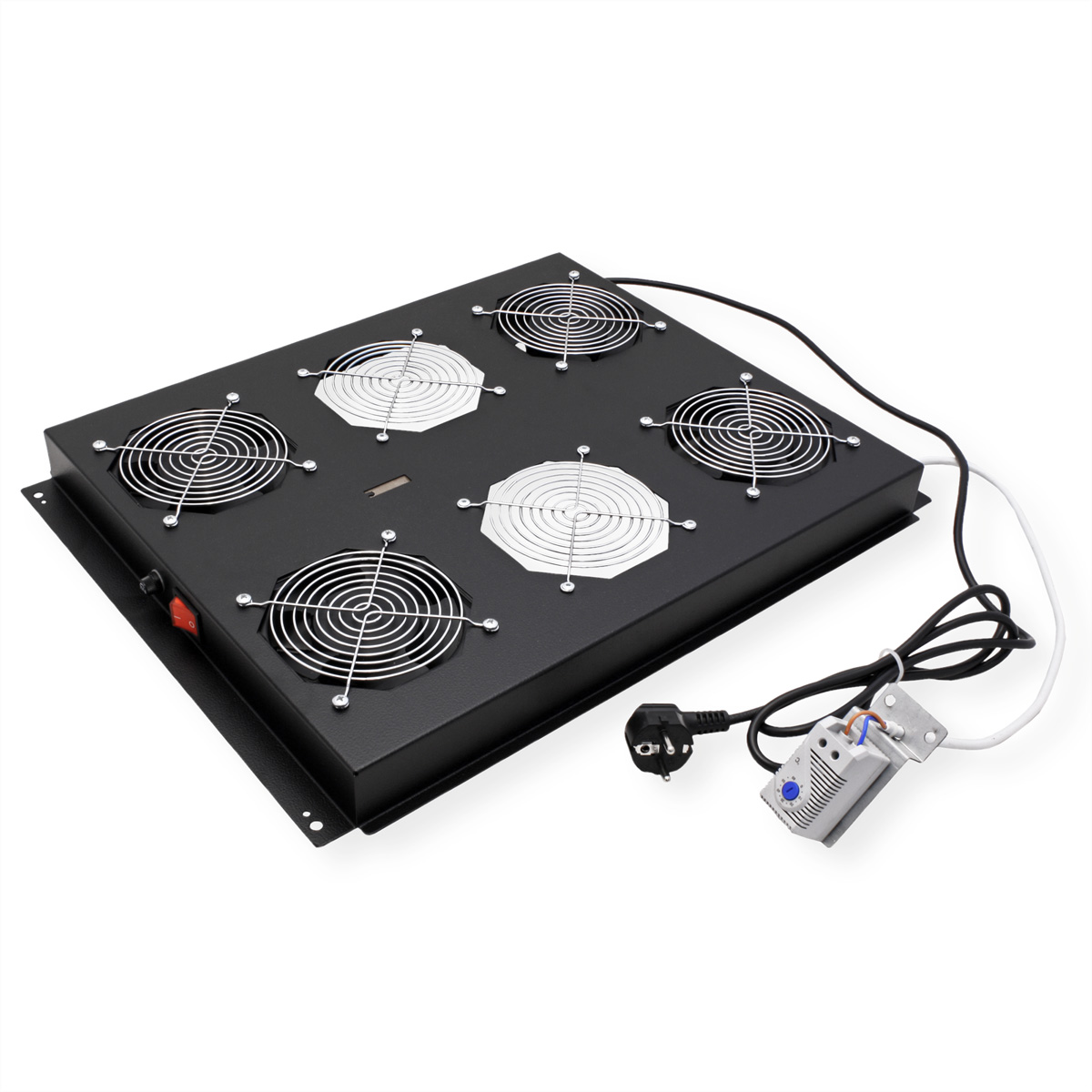 Dispositivo nero con ventole, interruttore e più porte. Sfondo bianco.