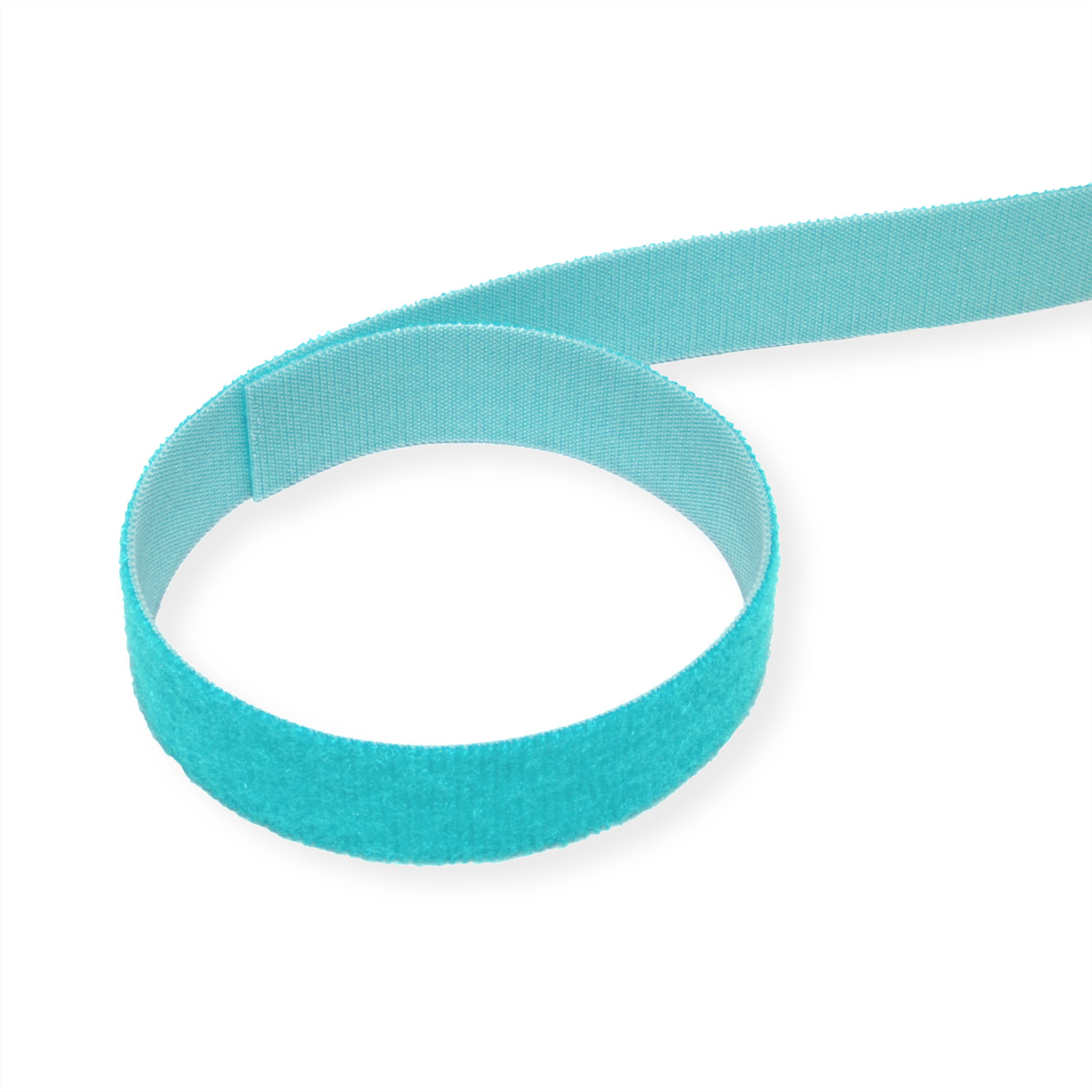 Cinturino in velcro turchese arrotolato con chiusura a strappo. Sfondo bianco.