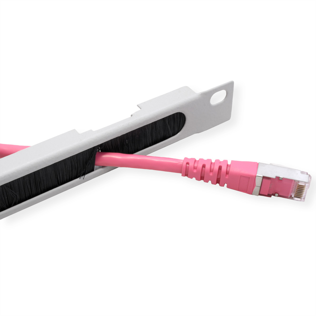 Un cavo Ethernet rosa che passa attraverso una striscia di spazzola bianca.