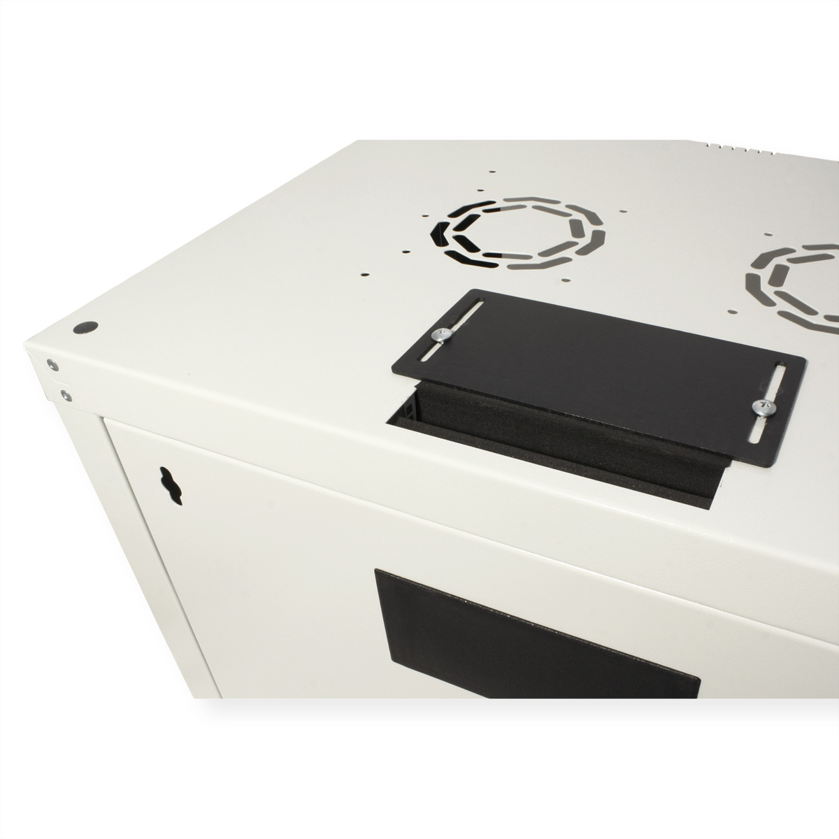 Primo piano di un mobile metallico bianco con fori di ventilazione e una copertura nera.