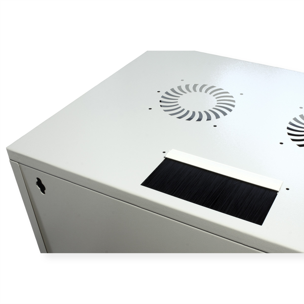 Primo piano della parte superiore di un armadio rack bianco con prese d'aria e una striscia di spazzole. Sfondo bianco.
