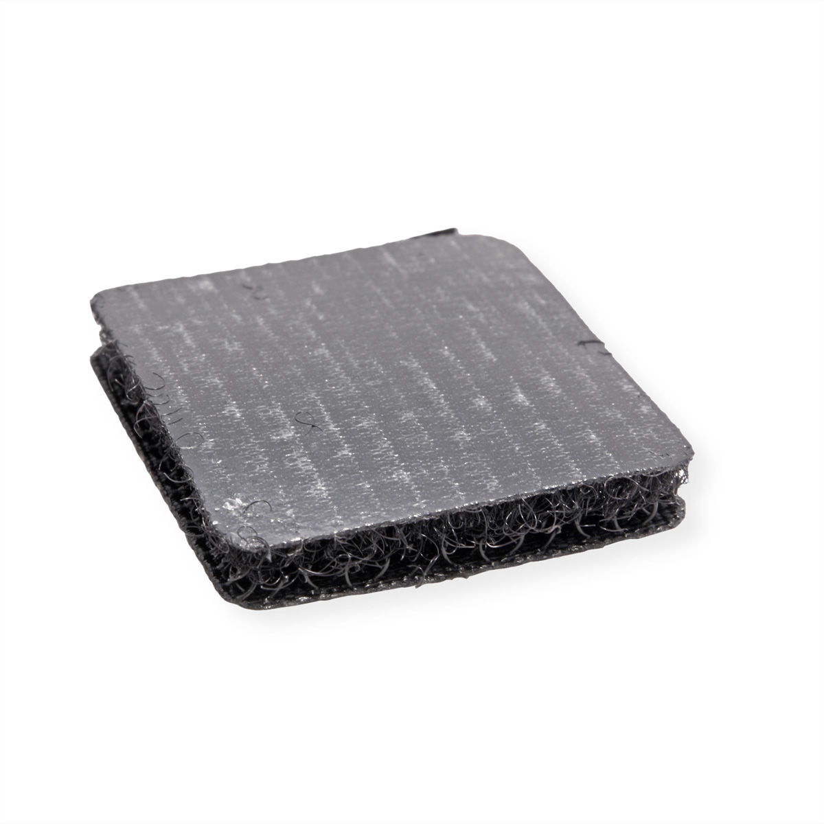 Ein kleines, quadratisches, schwarzes Schaumstoffpad ist auf weißem Hintergrund zu sehen.