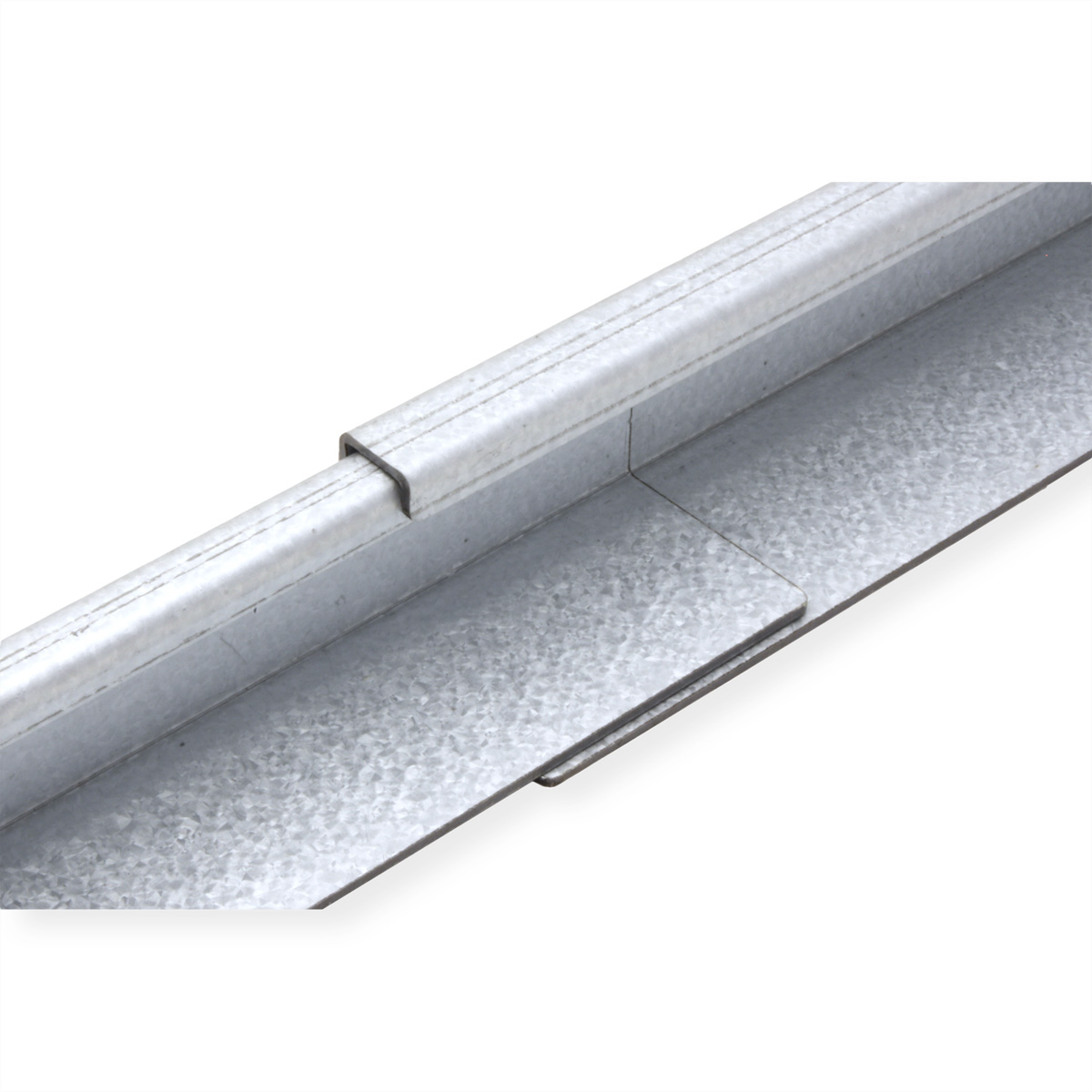 Primo piano di due guide metalliche, parzialmente collegate. Sfondo bianco, riflessi di luce.