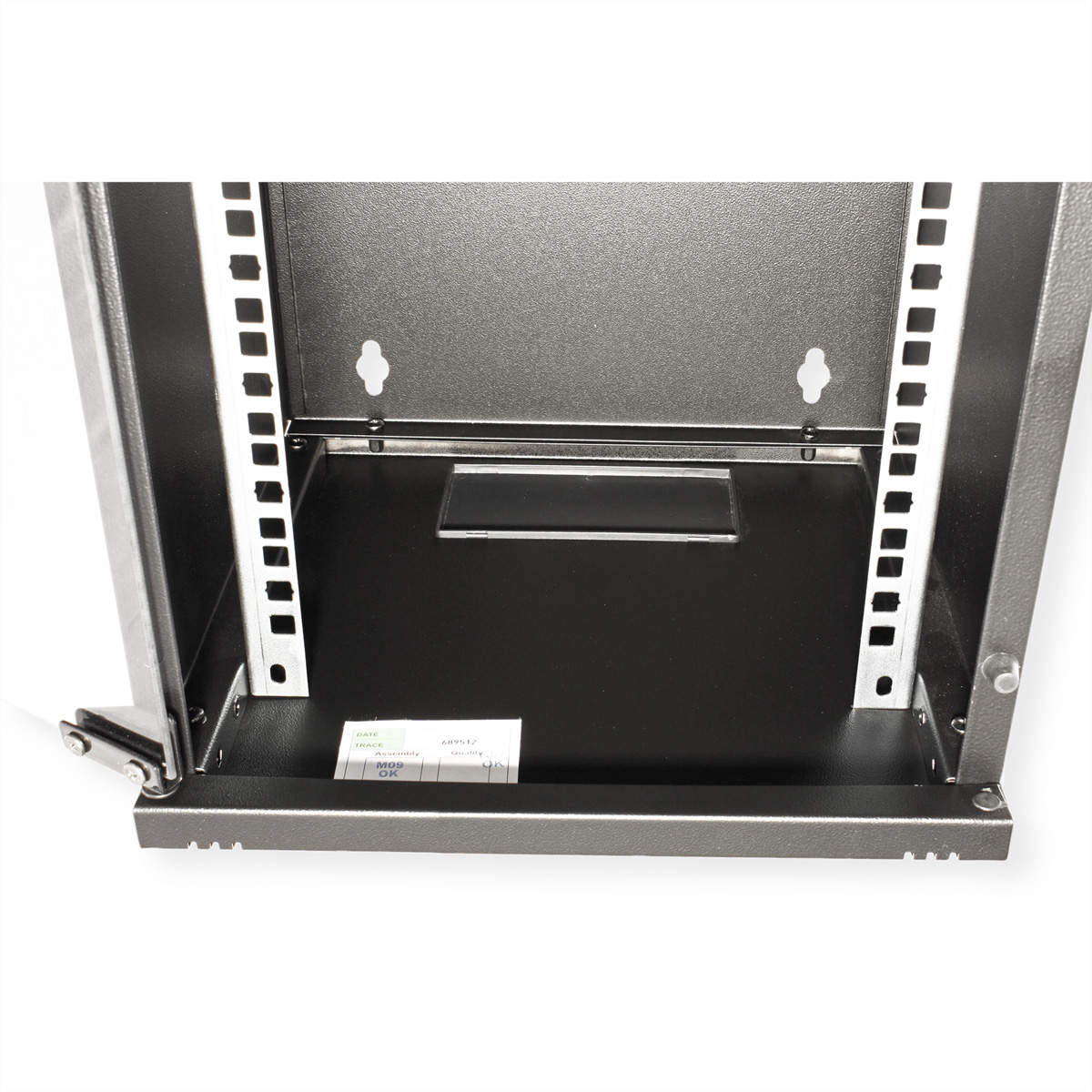 Interno aperto di un armadio rack in metallo nero con etichetta. Sfondo bianco.