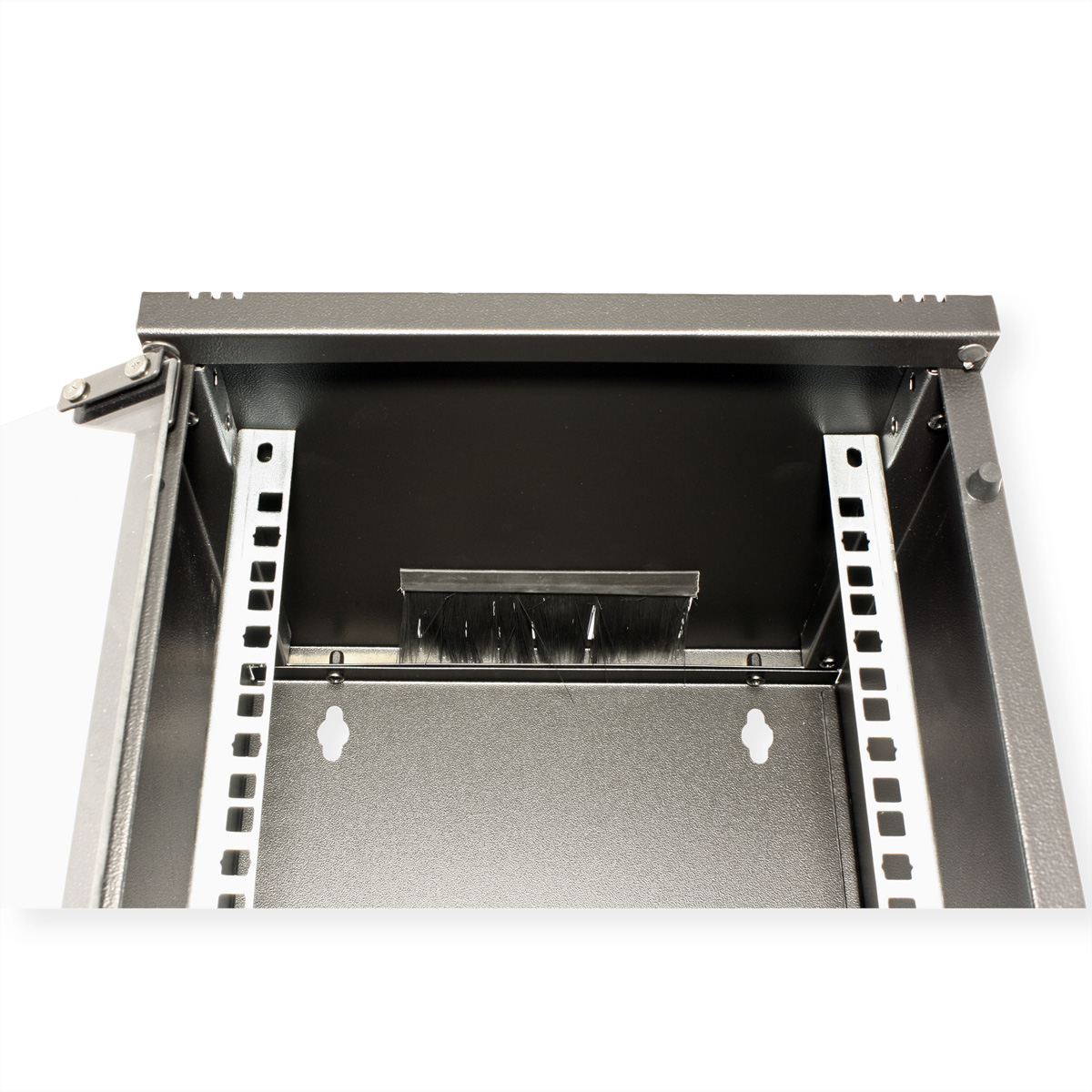 Viene mostrata una vista interna di un rack metallico grigio con una striscia di spazzole su uno sfondo bianco.