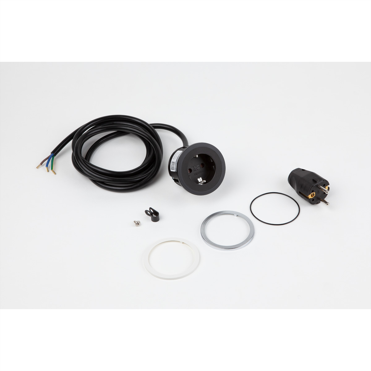 Een stopcontact met een zwarte kabel, diverse ringen en een stekker. Witte achtergrond.
