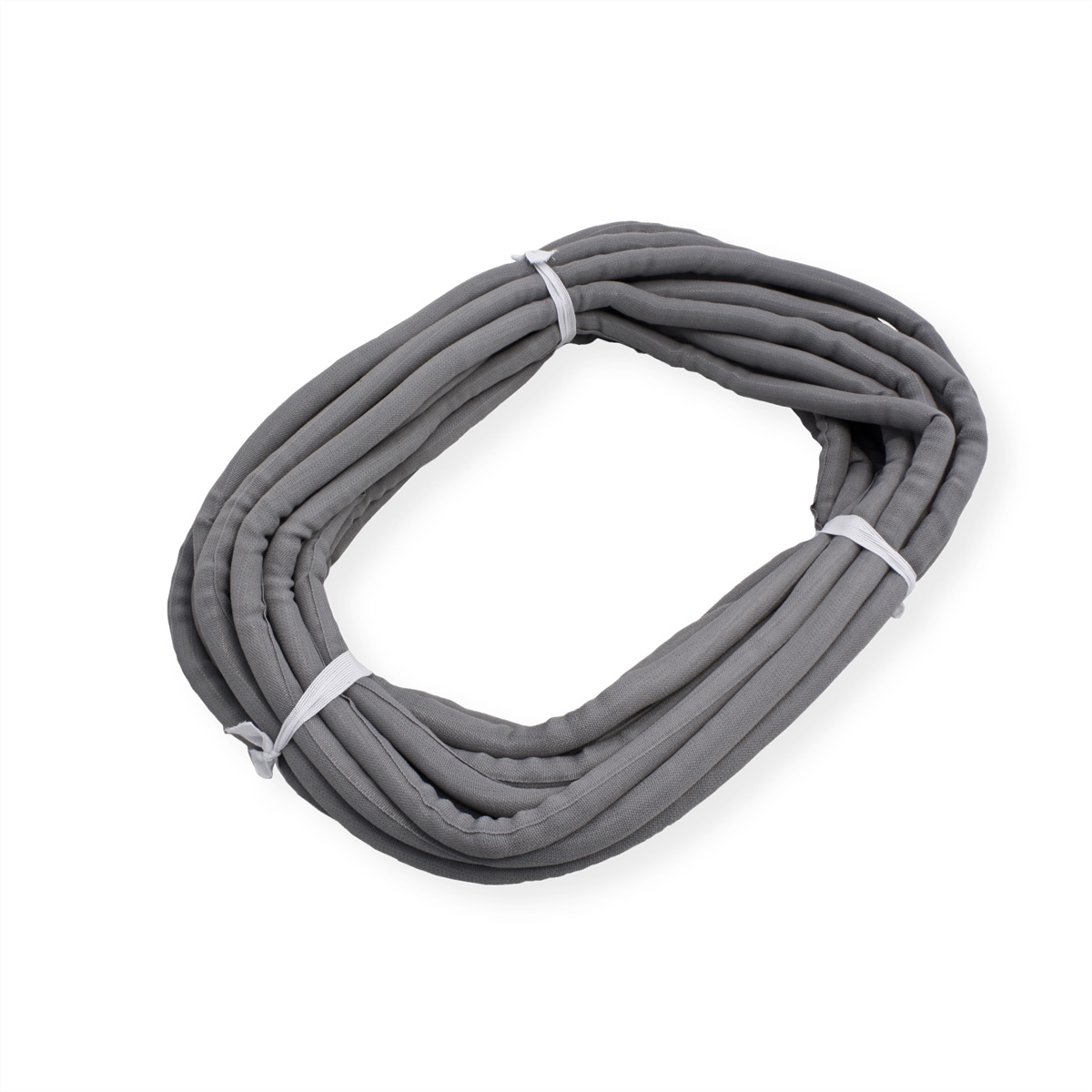 Un cavo grigio arrotolato con fascette di plastica bianca. Isolato su sfondo bianco.