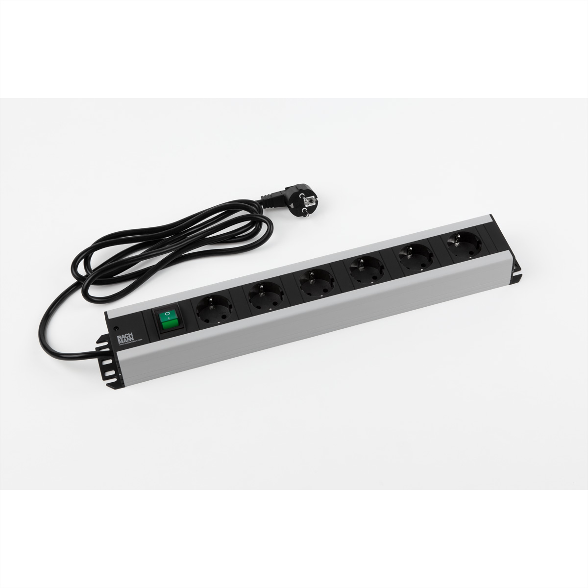 Listwa zasilająca z siedmioma gniazdami i zielonym przełącznikiem zasilania. Na białym tle.