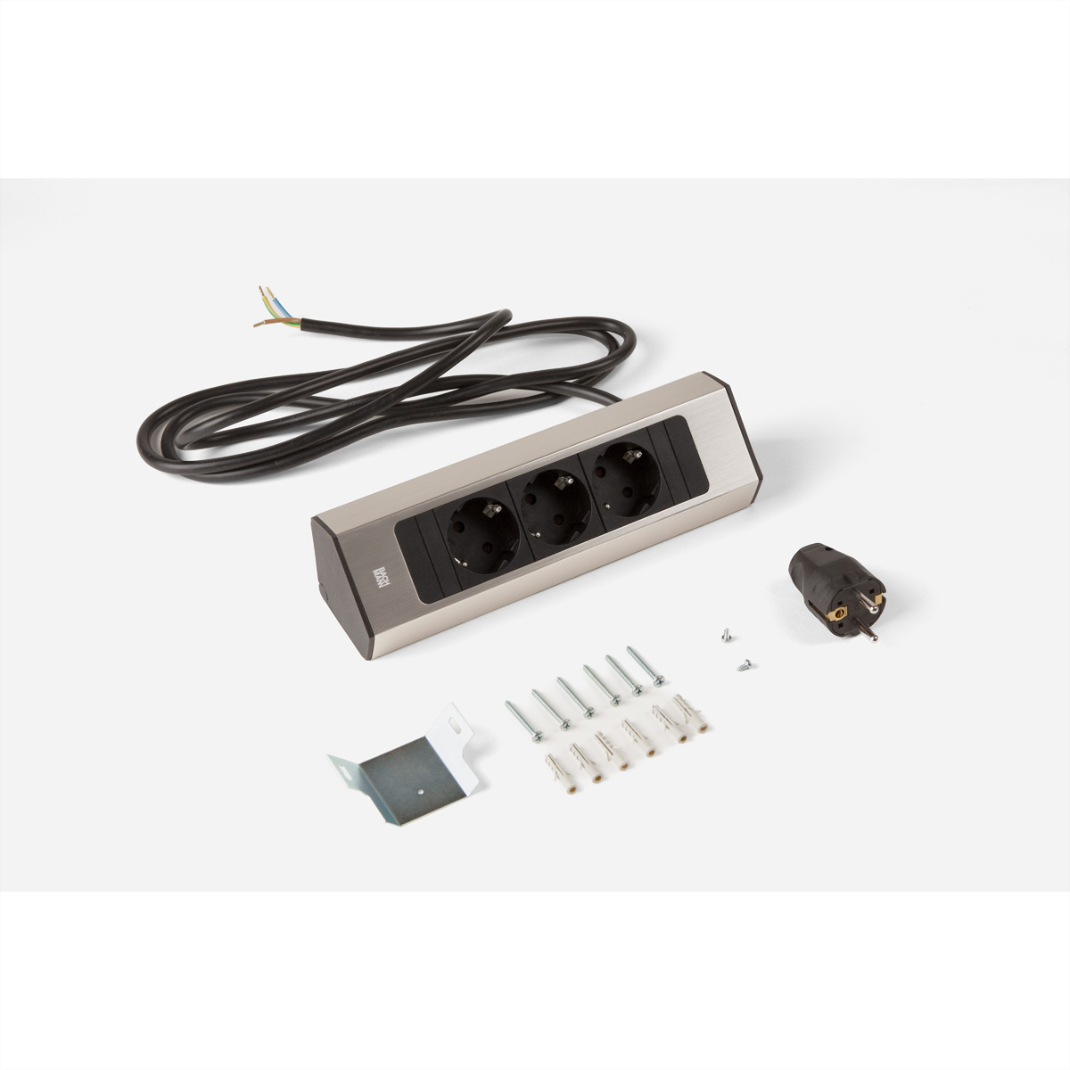 Een zilveren stekkerdoos met drie stopcontacten, een zwart netsnoer en montagehardware. Witte achtergrond.