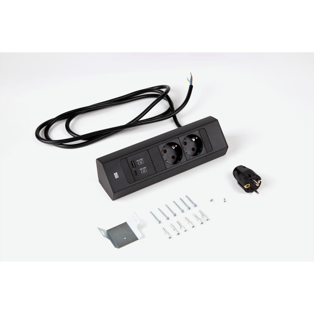 Zwarte stekkerdoos met twee stopcontacten, USB-poorten en een stekker, met schroeven en een beugel.