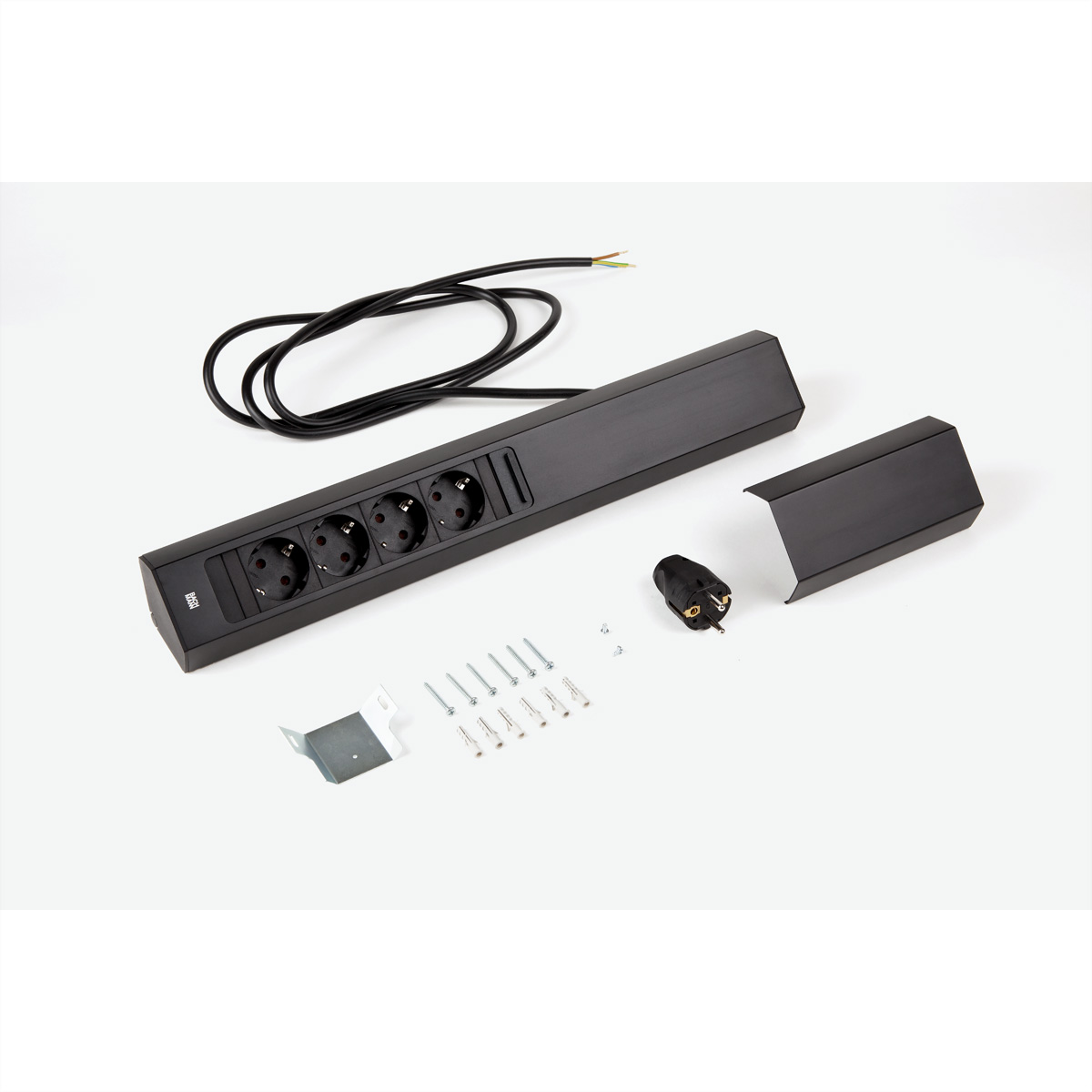 Schwarze Steckdosenleiste mit vier Steckdosen, einem Stecker und einer Abdeckung. Schrauben und Halterung.