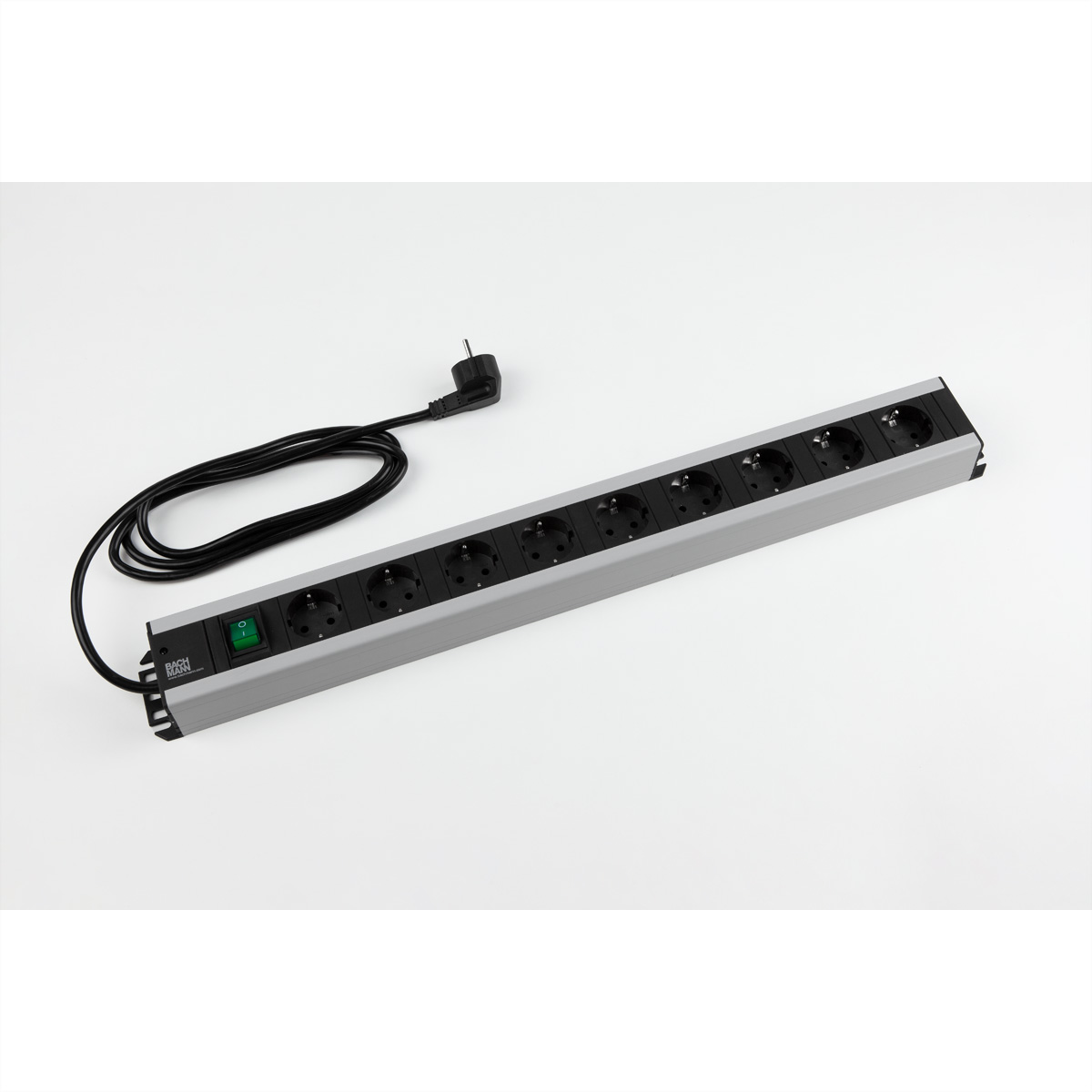 Srebrna listwa zasilająca z ośmioma gniazdami, przyciskiem zasilania i wtyczką, na białym tle.