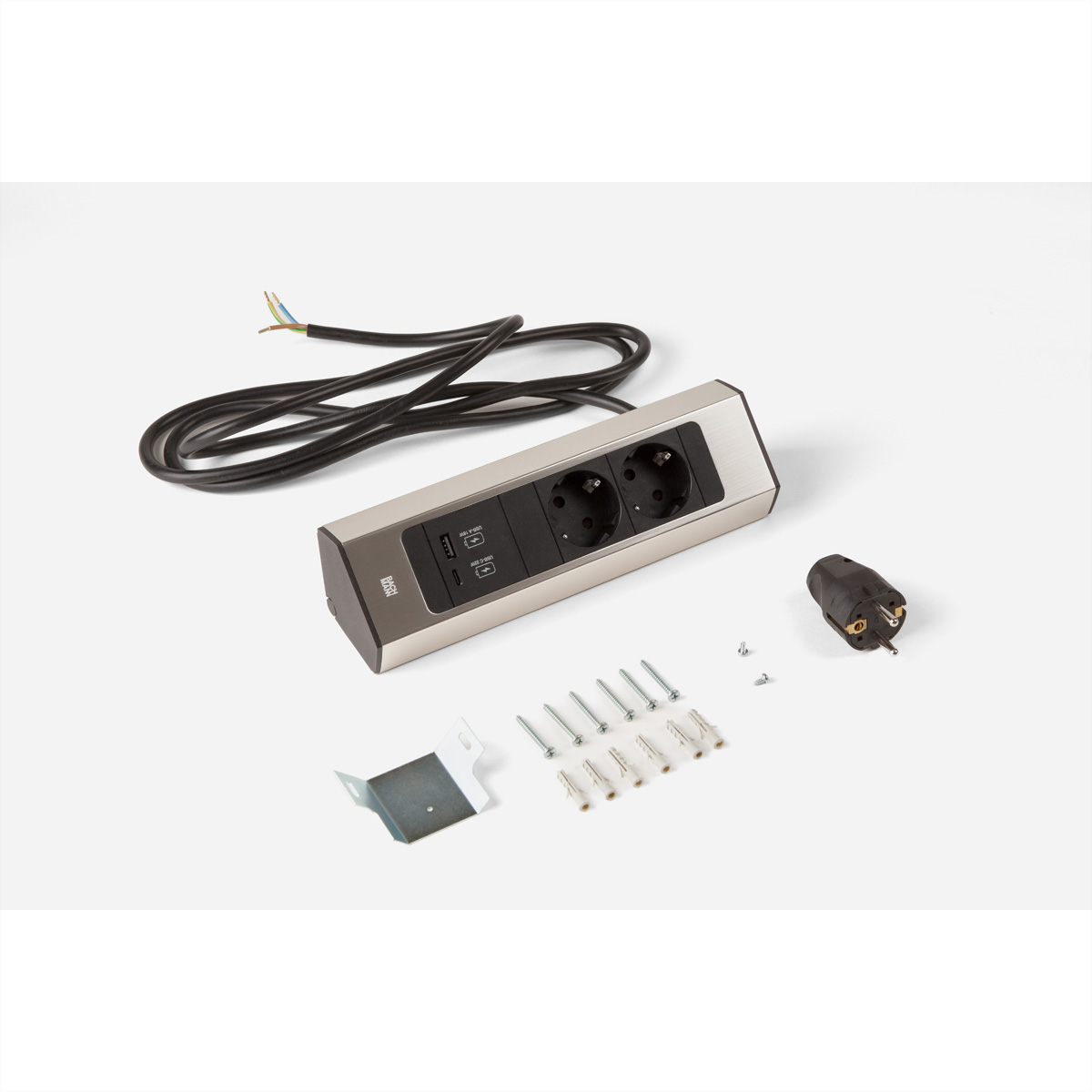 Een zilveren stekkerdoos met twee stopcontacten, USB-poorten en een stekker op witte achtergrond.