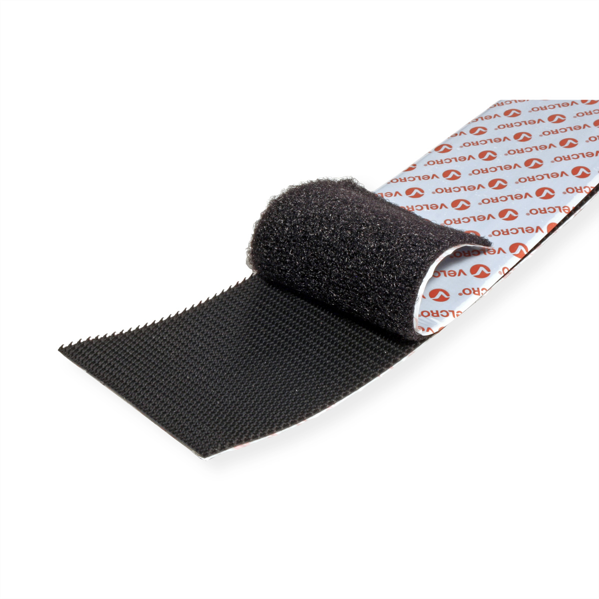 Een rol zwart klittenband met het Velcro-logo wordt getoond op een witte achtergrond.