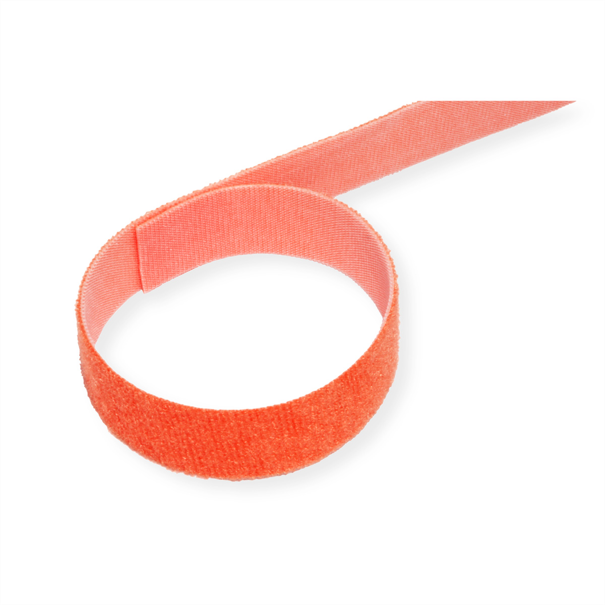 Una striscia di velcro arancione arrotolata su sfondo bianco.