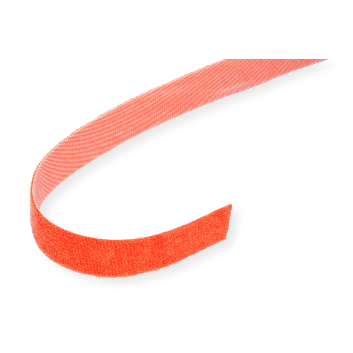 Striscia di velcro arancione curva su bianco. La striscia è leggermente piegata.