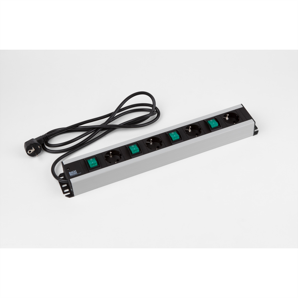 Ein silbernes Verlängerungskabel mit sechs Steckdosen und grünen Ein-/Ausschaltern, schwarzes Kabel und Stecker.