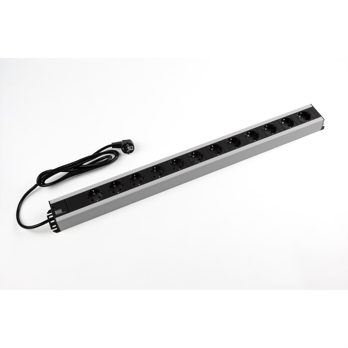 Srebrna listwa zasilająca z 16 czarnymi gniazdami. Czarny przewód zasilający z wtyczką w lewo.