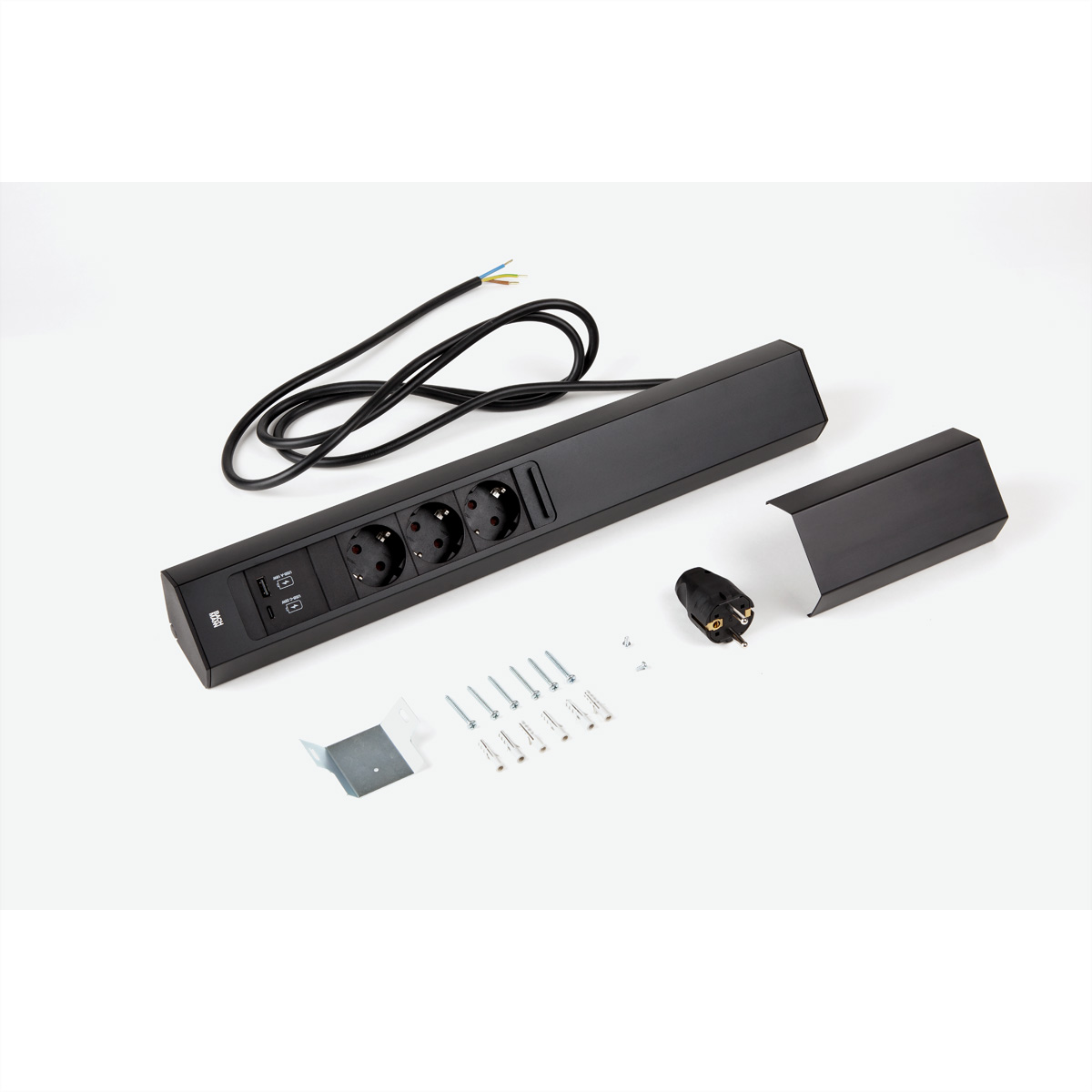 Ein schwarzes Verlängerungskabel mit drei Steckdosen, einem Stecker, Schrauben und anderen Komponenten auf weißem Hintergrund.