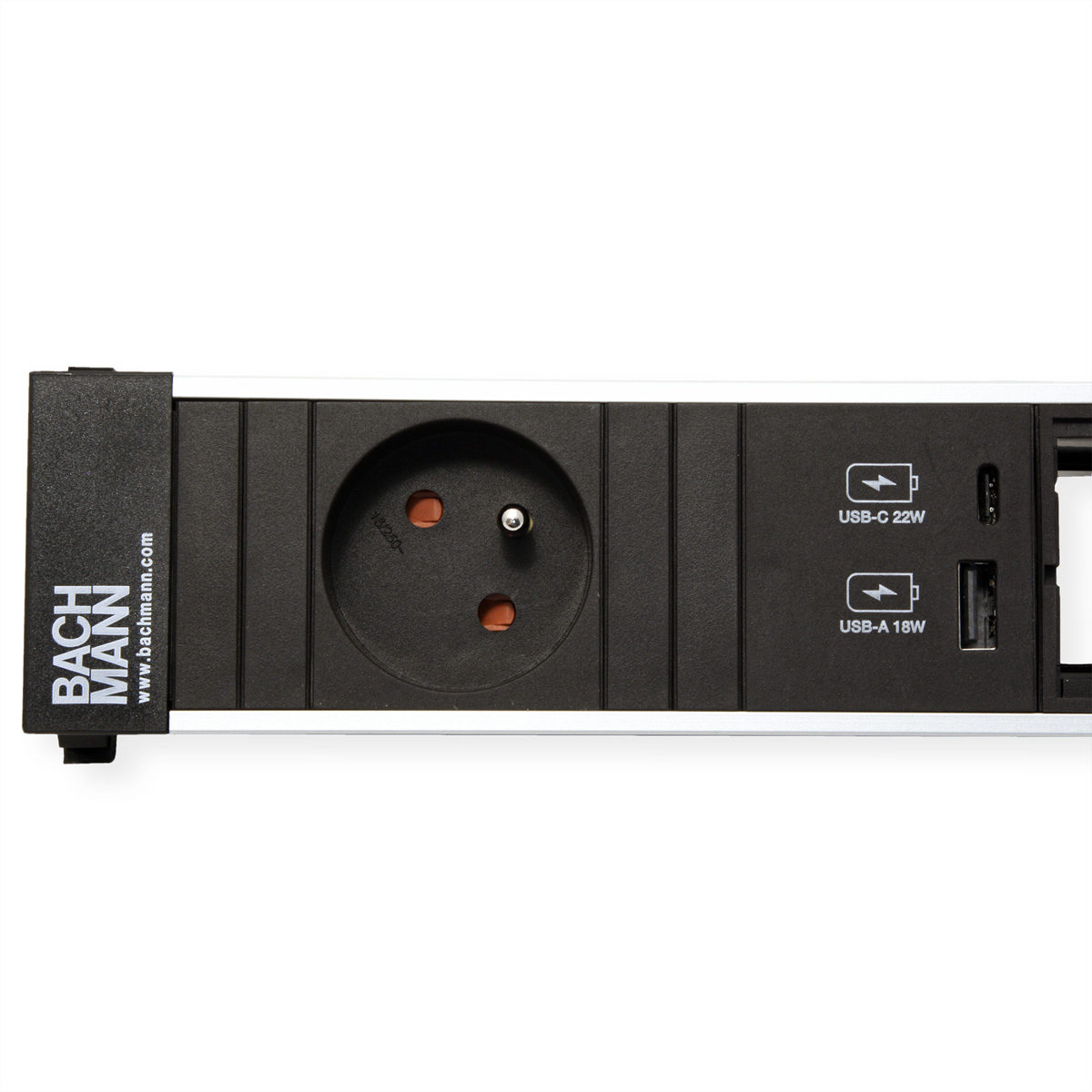 Close-up van een zwart uiteinde van een stekkerdoos. Met stopcontact, USB-poorten en Bachmann logo.