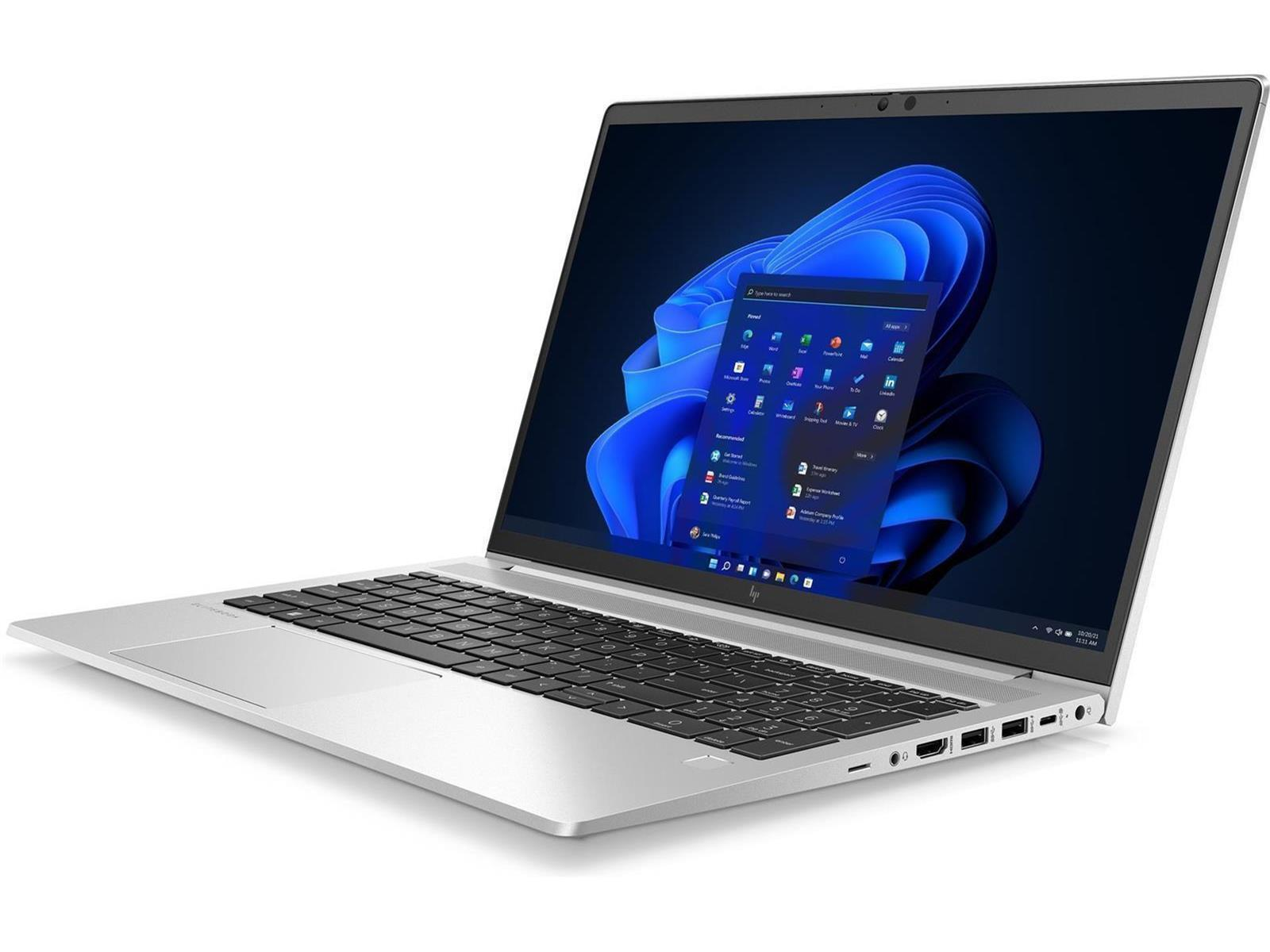 Silberner Laptop mit Tastatur, Bildschirm mit Windows-Oberfläche, auf weißem Hintergrund.