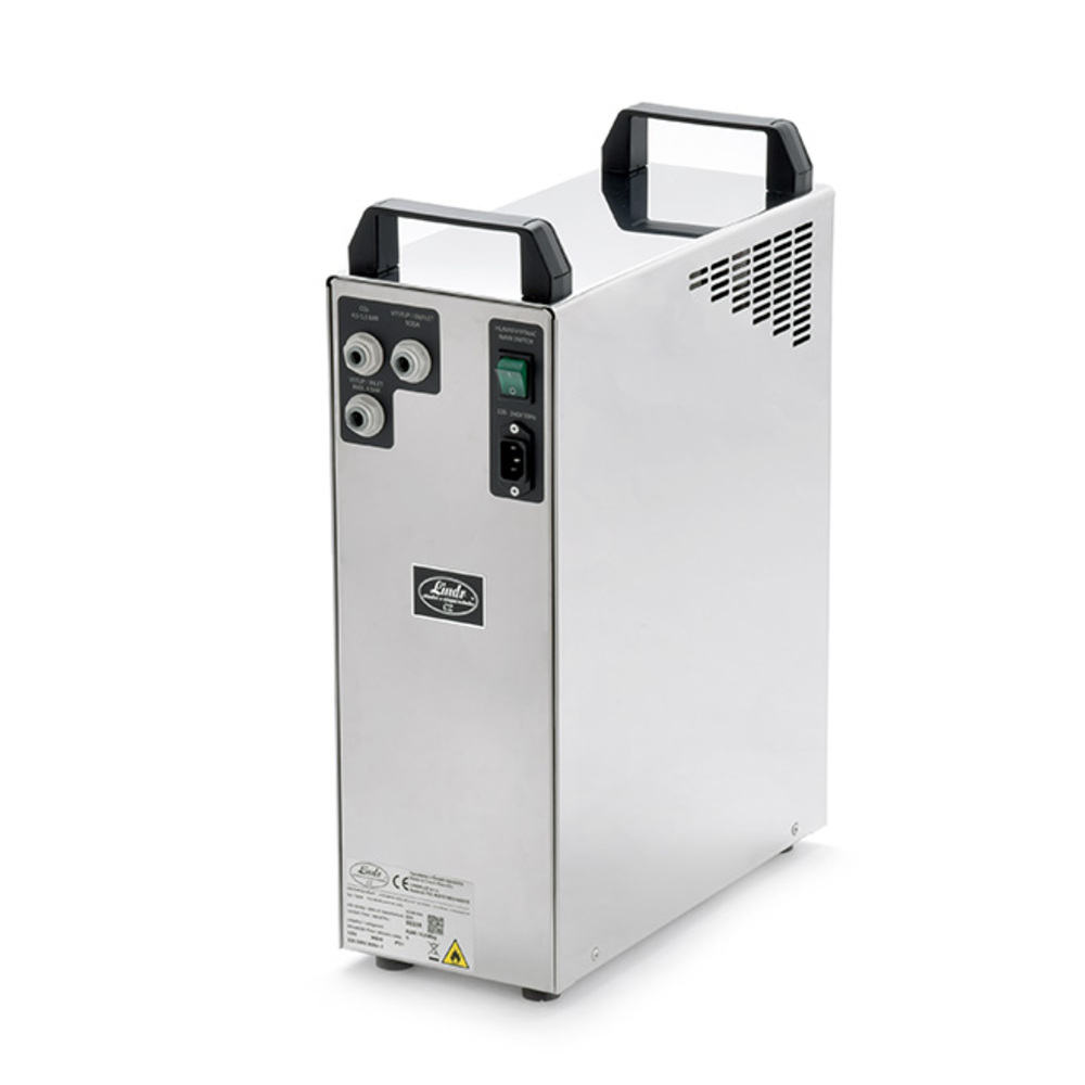 Een roestvrijstalen waterdispenser met handvatten en stekker, geïsoleerd op wit.