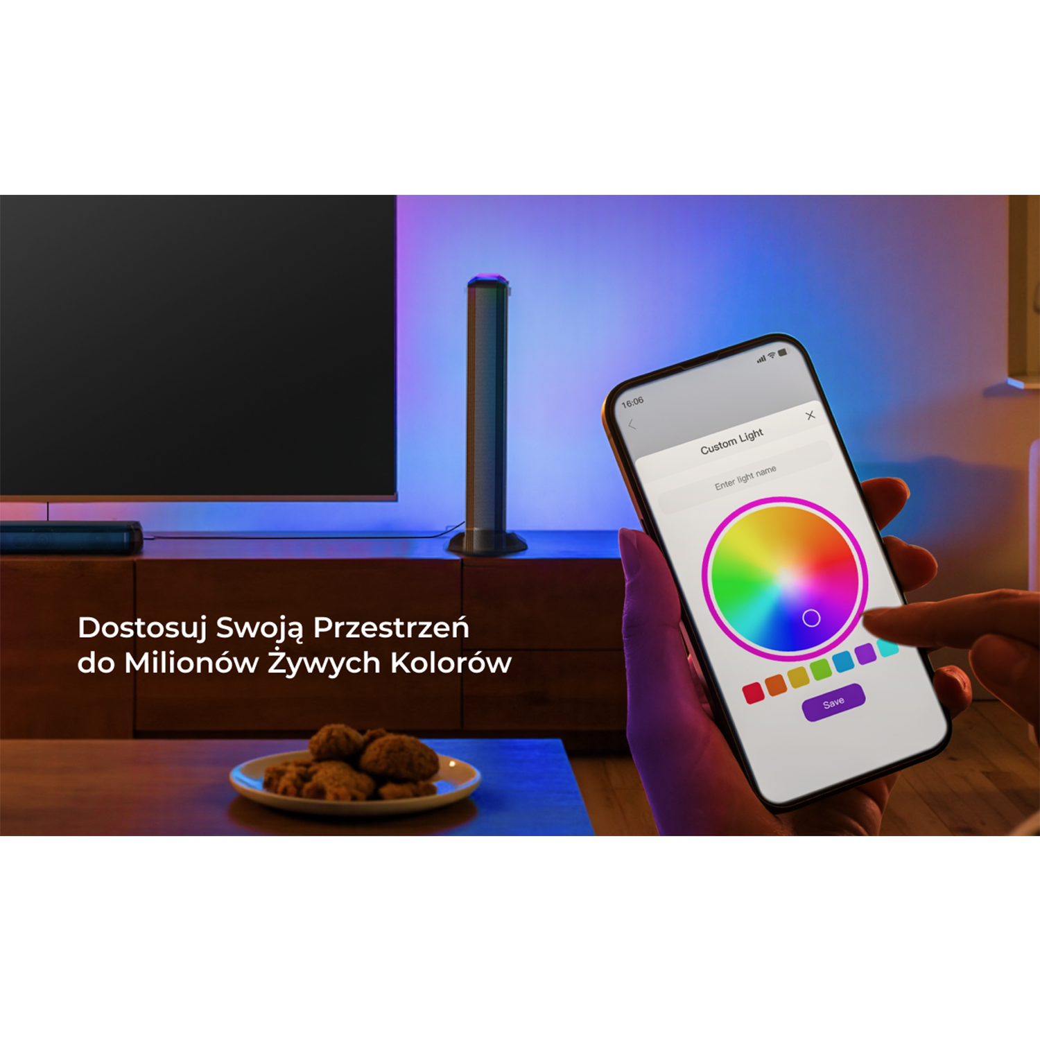 Osoba trzyma telefon, który pokazuje koło kolorów. Obok telewizora znajduje się światło. Tekst: Niestandardowe światło.
