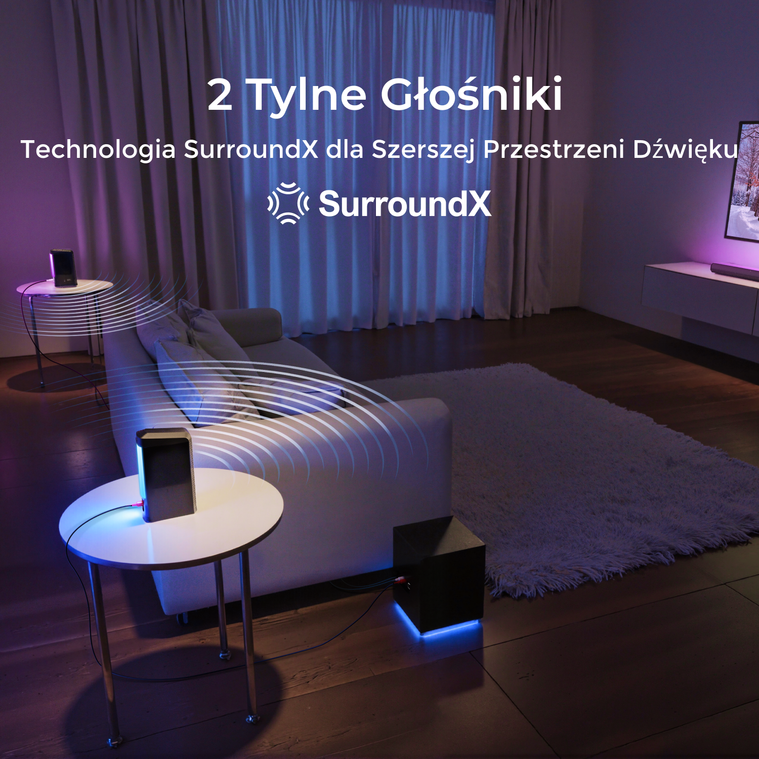 Salon z sofą, stołem, głośnikami tylnymi i subwooferem. Światła są włączone.