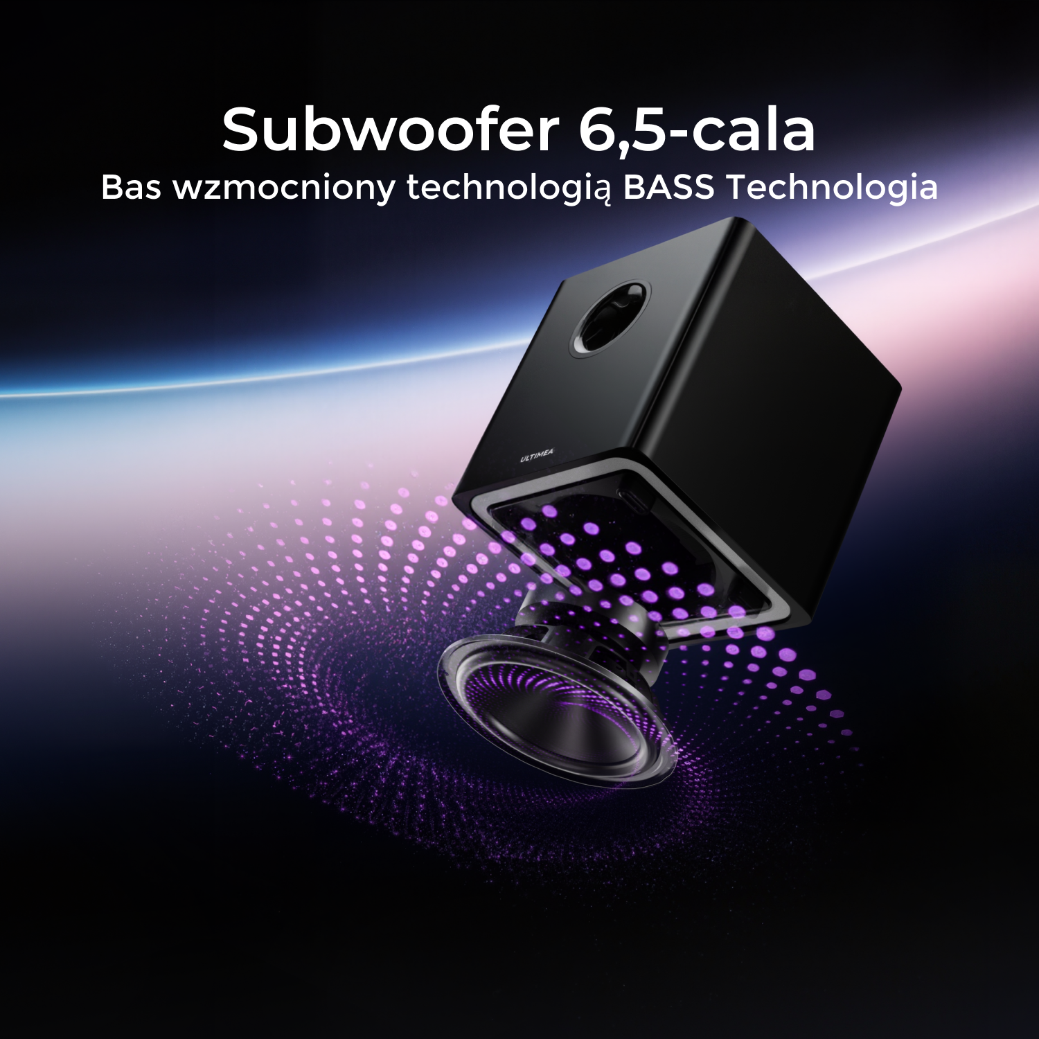 Czarny subwoofer, z widocznym głośnikiem. Fioletowy efekt świetlny emanuje z głośnika.