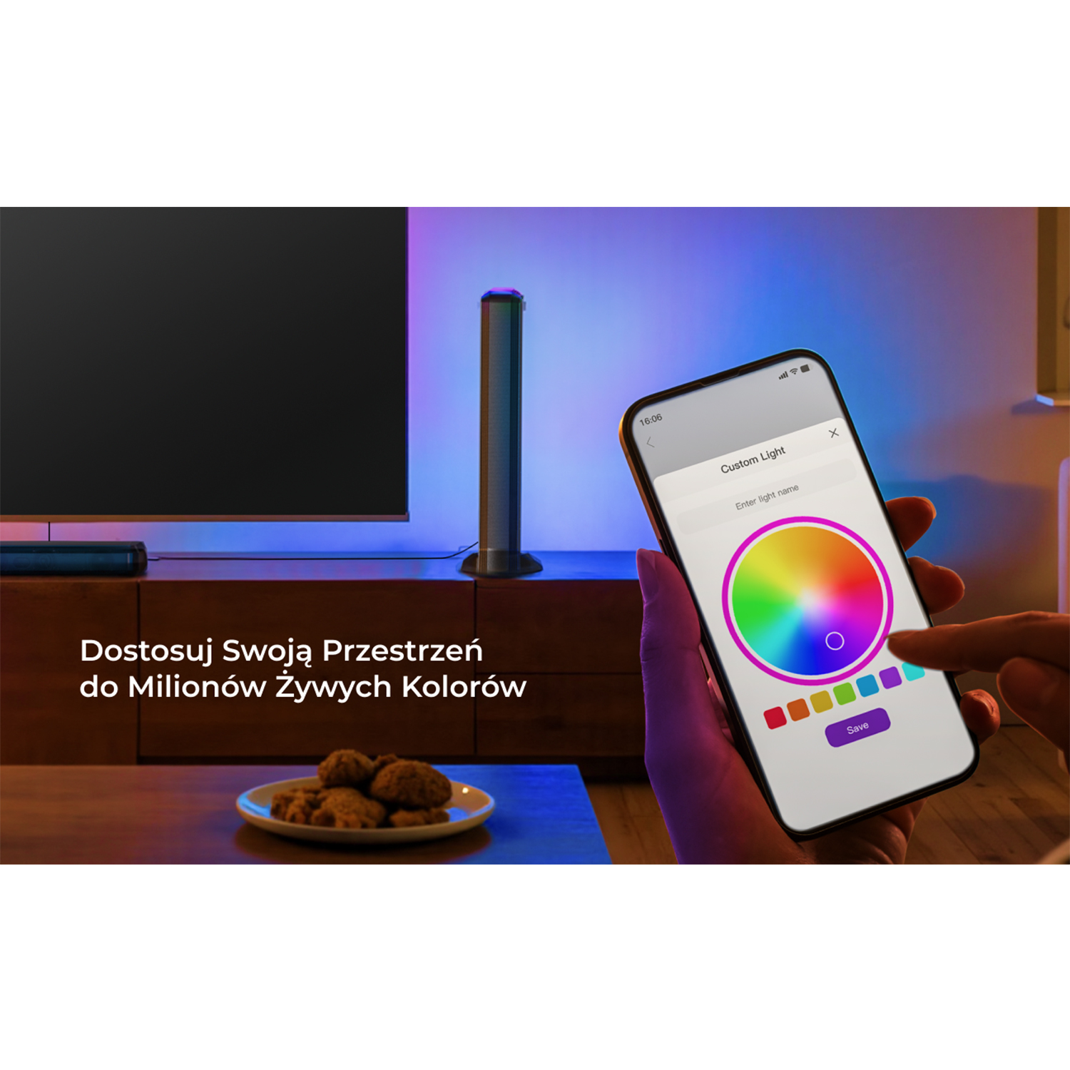 Una persona sta personalizzando i colori della luce su un telefono. La TV è visibile. Testo: Personalizza il tuo spazio.