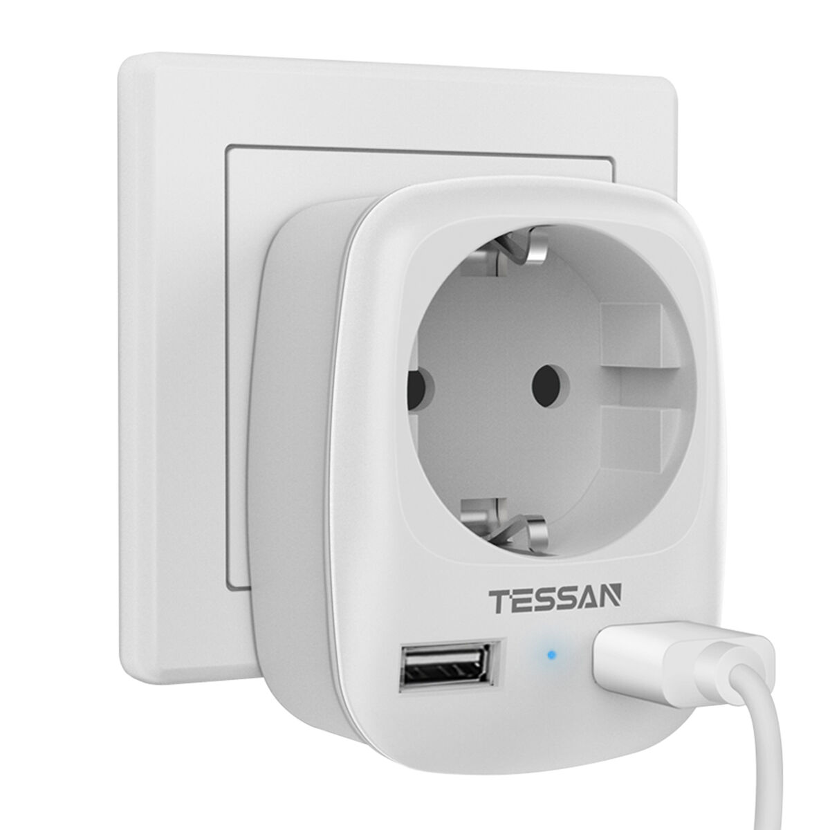 Adaptador blanco con puerto USB enchufado a una toma de corriente blanca.