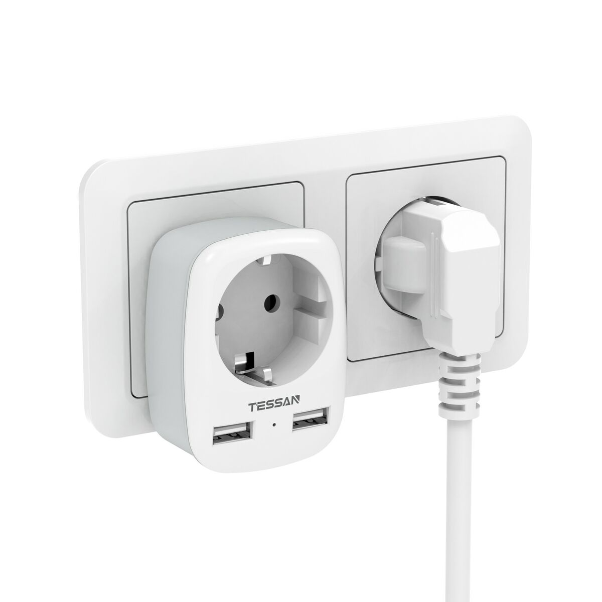 Adaptador blanco con dos puertos USB enchufado a una toma de corriente blanca.