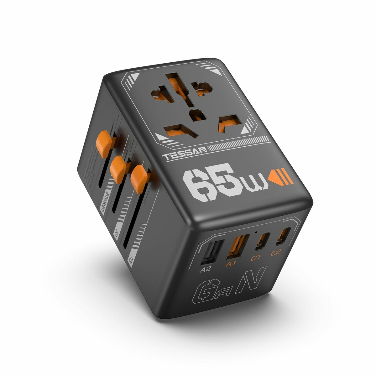 Un adaptador de viaje negro y naranja en forma de cubo. Tiene varios tipos de enchufe, puertos USB y clasificaciones de potencia.