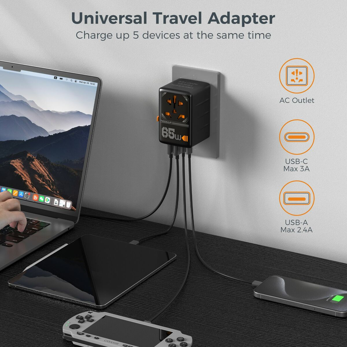Adaptador negro enchufado a una toma de corriente, cargando dispositivos con cables.