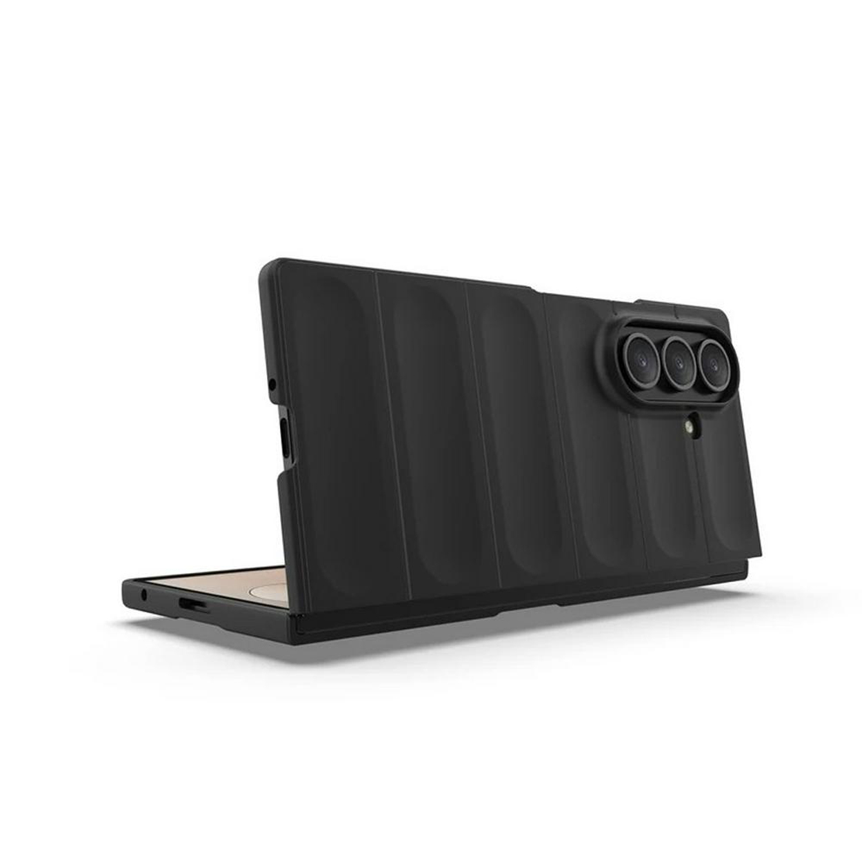 Coque de téléphone noire pour un téléphone pliable. Le téléphone est dans la coque, partiellement plié.