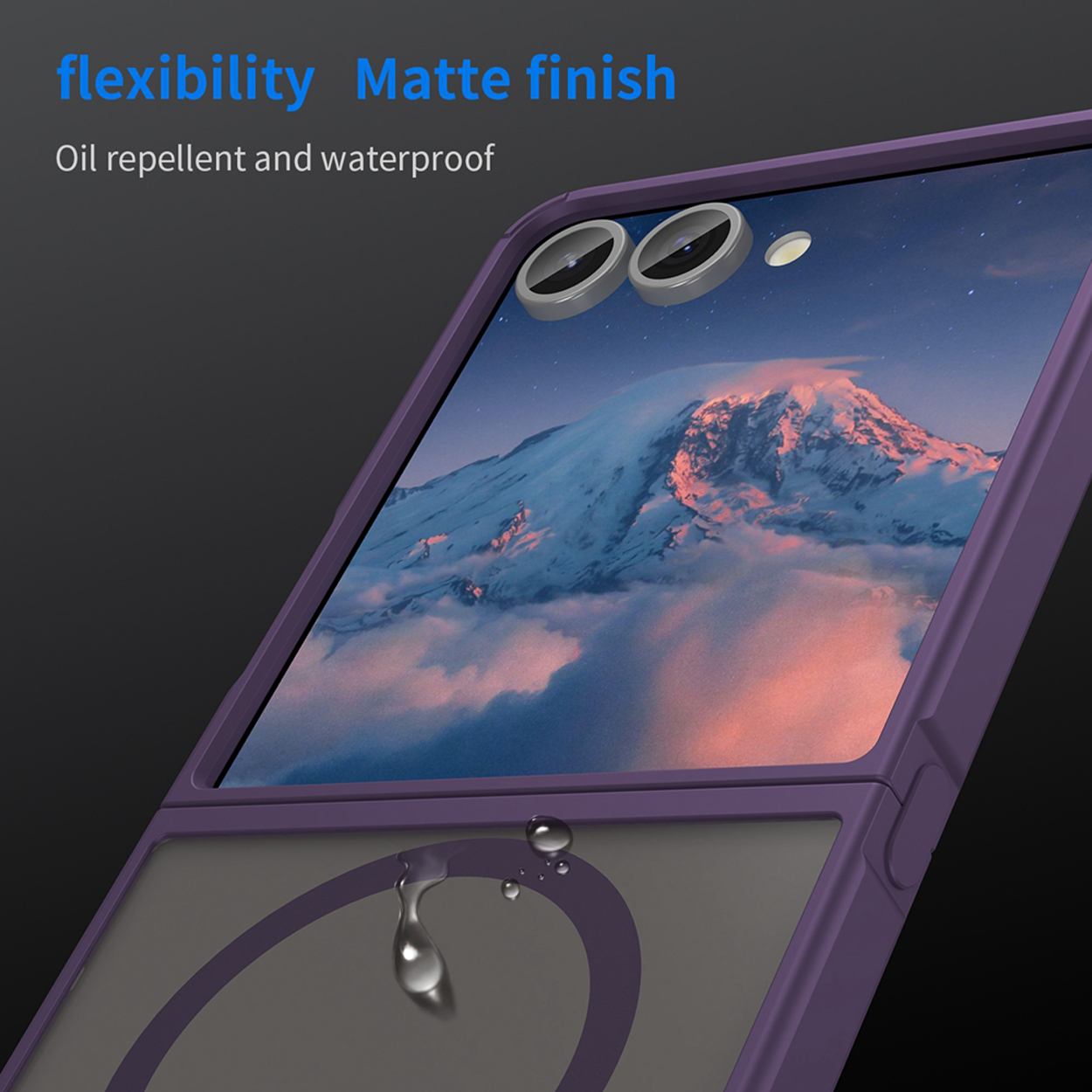 Paarse telefoonhoes met een berglandschap op het scherm en waterdruppels, die het ontwerp tonen.
