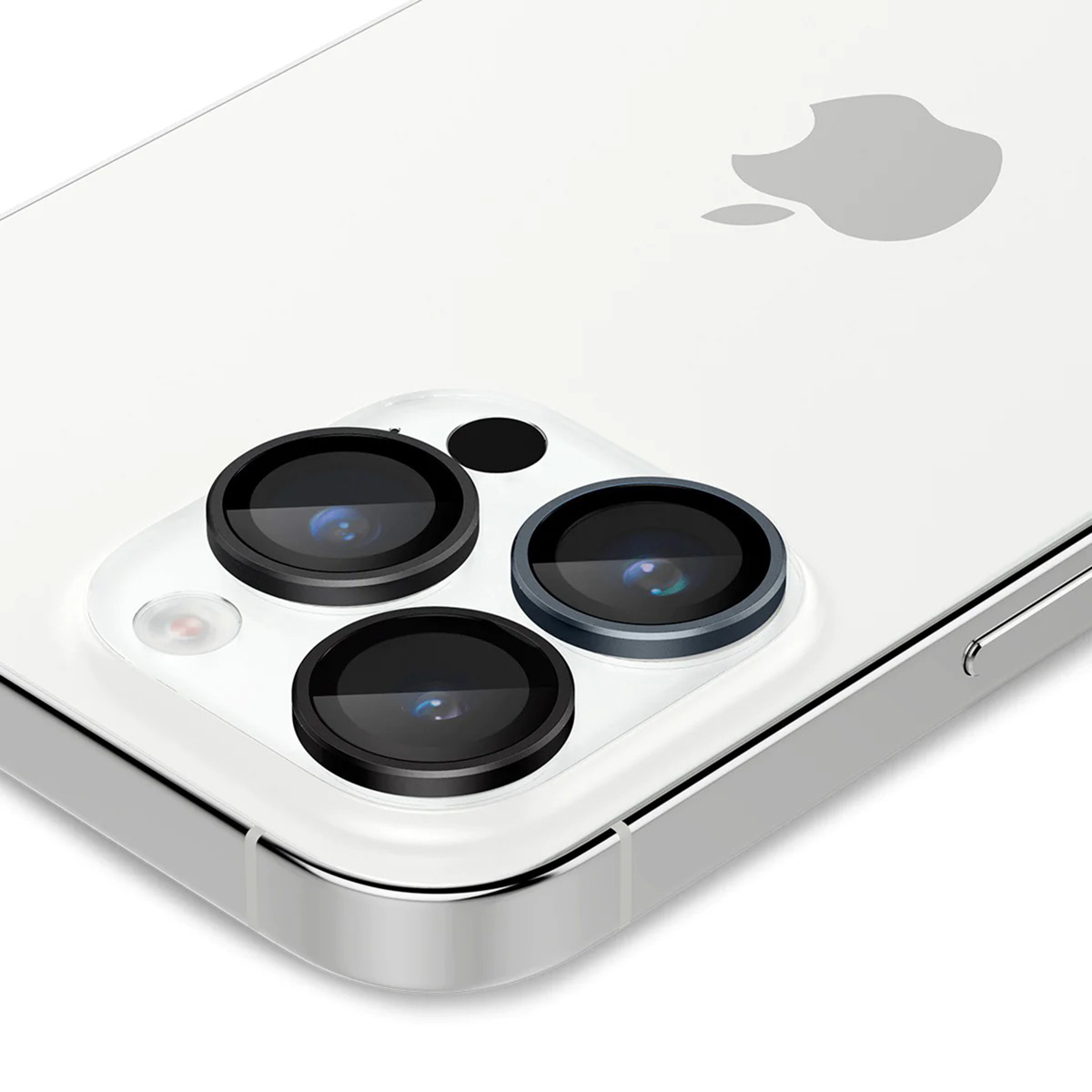 Gros plan de l'arrière d'un iPhone blanc avec trois objectifs de caméra noirs.