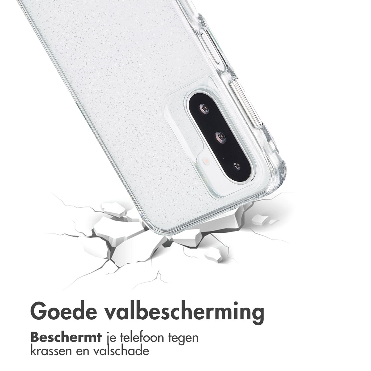 Telefoon met een doorzichtige glitterhoes. De telefoon valt en de grond breekt af.