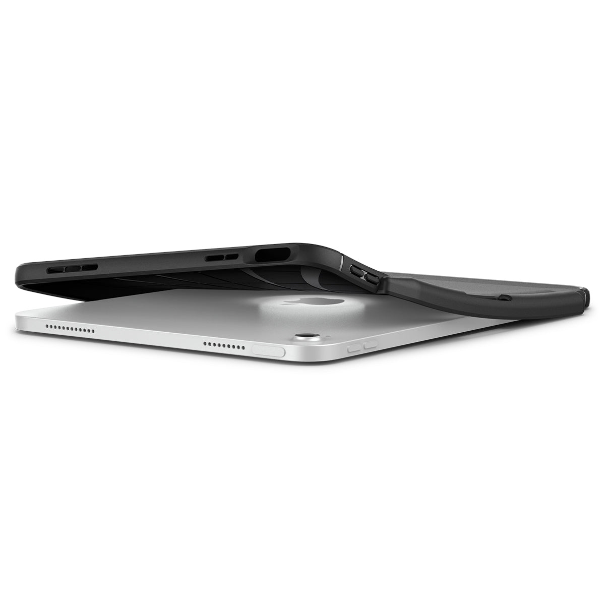 Un étui iPad noir placé sur un iPad argenté.
