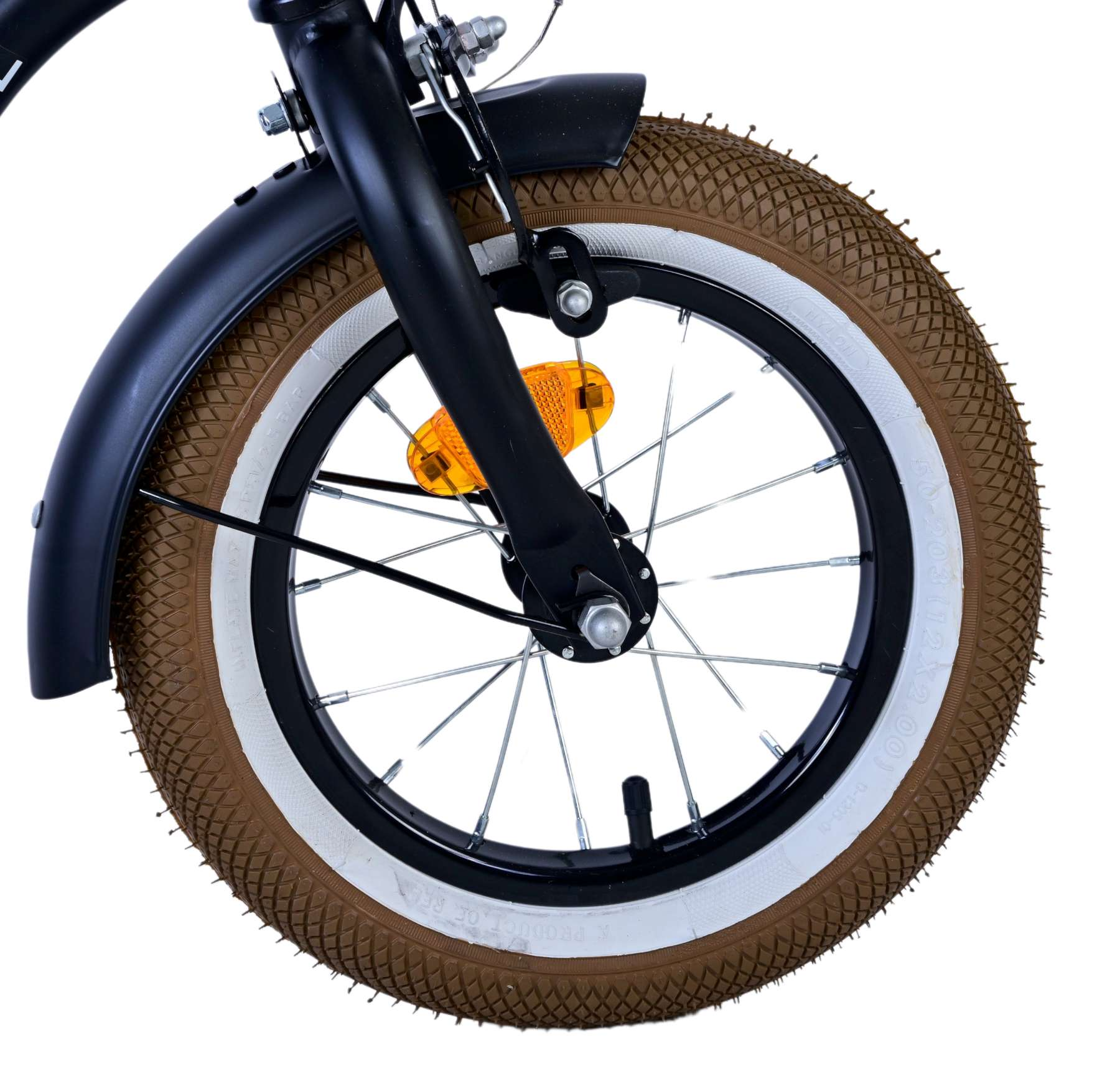 Nahaufnahme des Vorderrads eines schwarzen Fahrrads mit braunem Reifen, weißer Seitenwand und orangefarbenem Reflektor.
