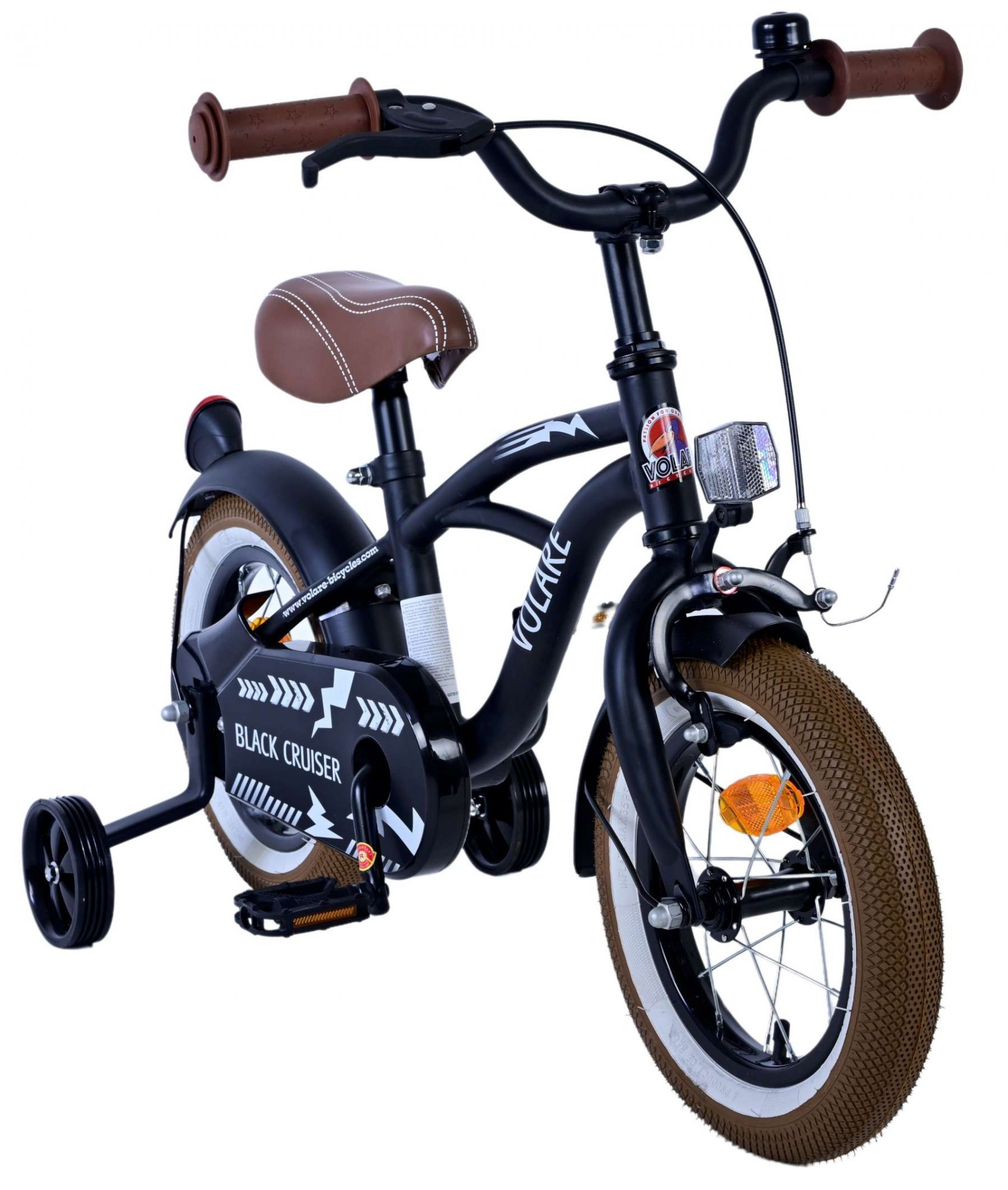 Schwarzes Kinderfahrrad mit braunen Reifen, Stützrädern und braunem Sattel. Das Fahrrad hat schwarz-weiße Akzente.