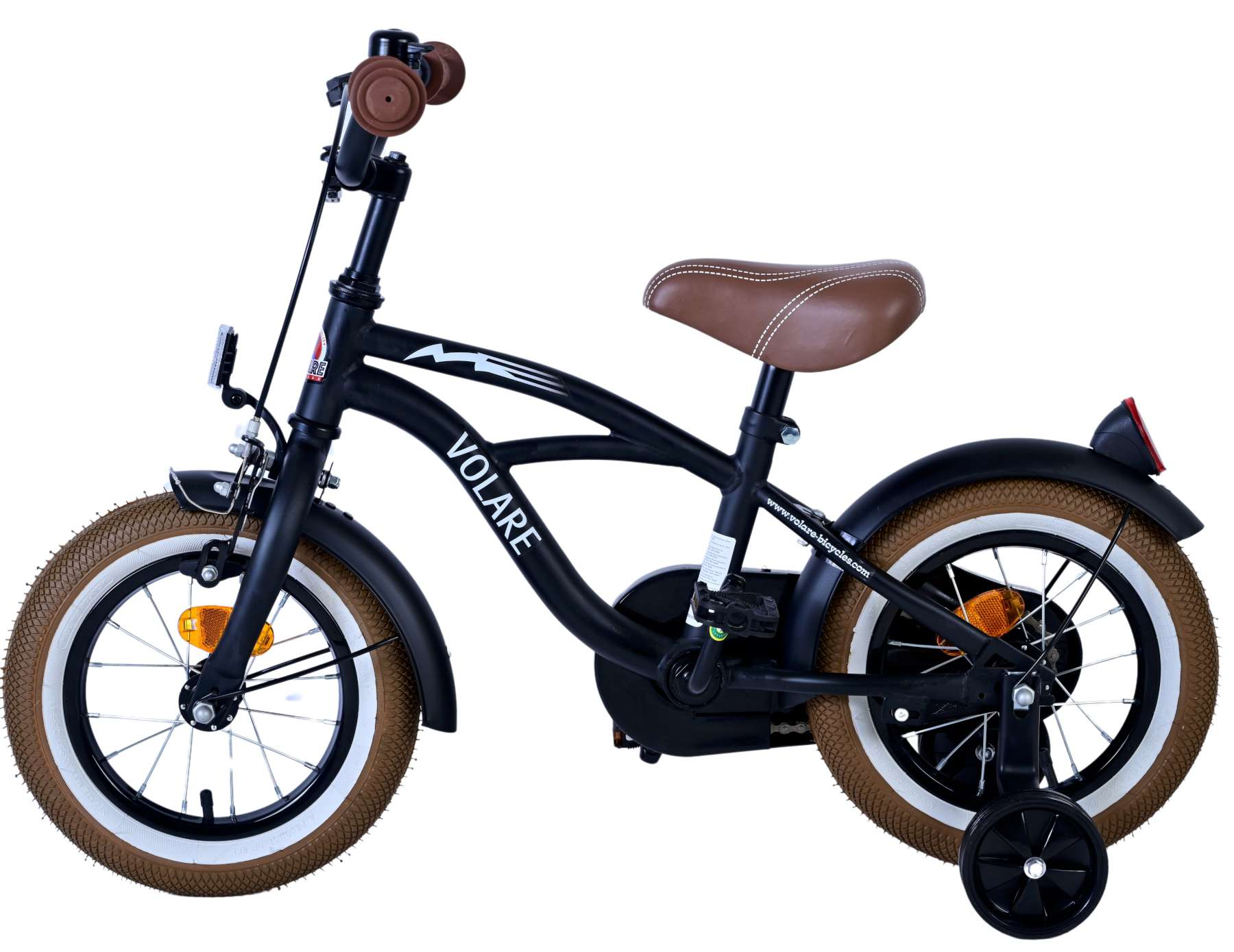 Ein schwarzes Kinderfahrrad mit Stützrädern. Es hat einen braunen Sitz und beigefarbene Reifen mit weißem Rand.