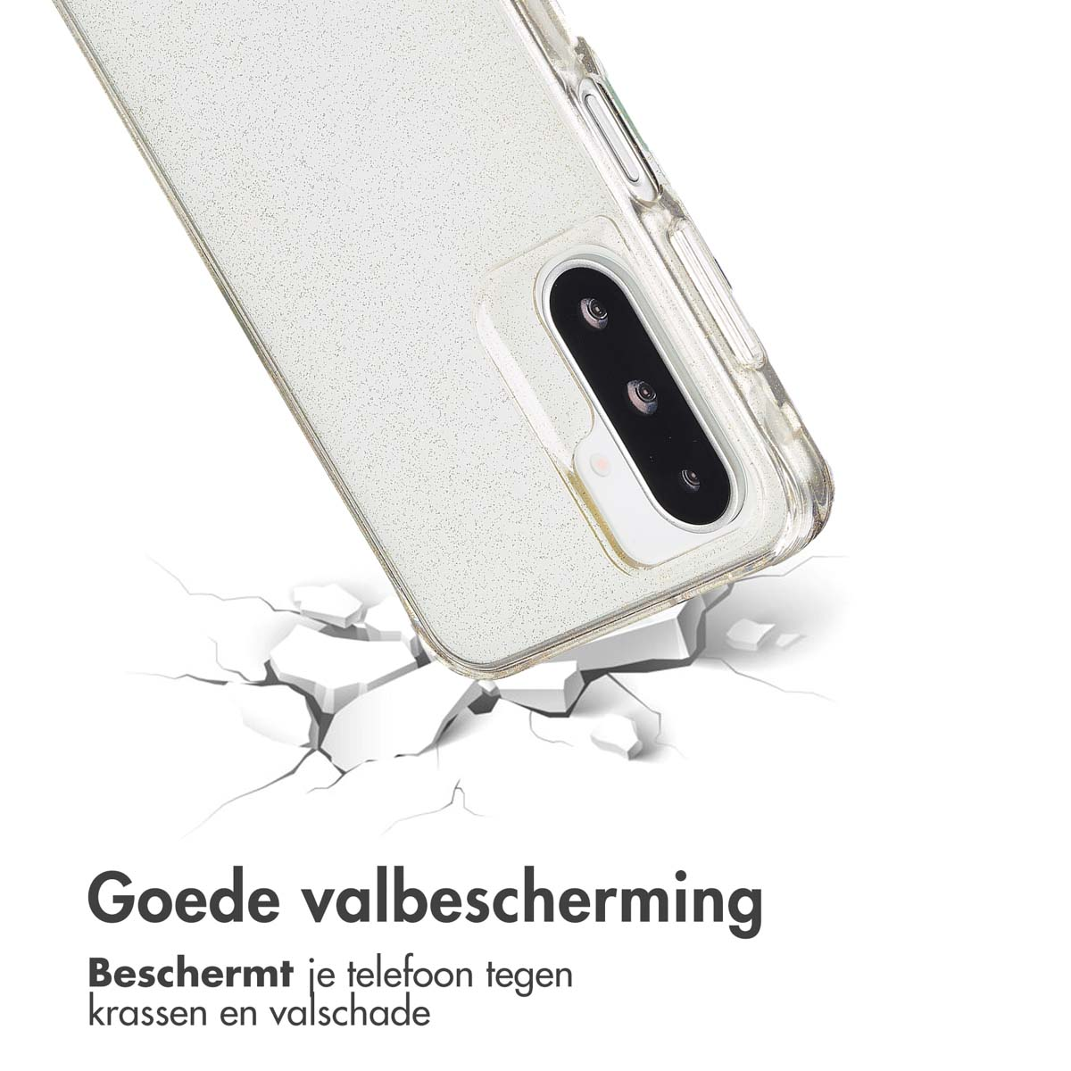 Een telefoonhoesje wordt getoond. De hoes is transparant en glinsterend. Het ligt op een barstend oppervlak.