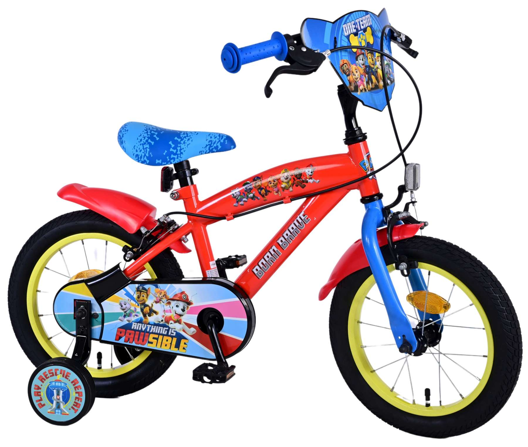 Ein rot-blaues Kinderfahrrad im Paw Patrol-Design. Es hat Stützräder. Die Reifen sind schwarz und weiß.