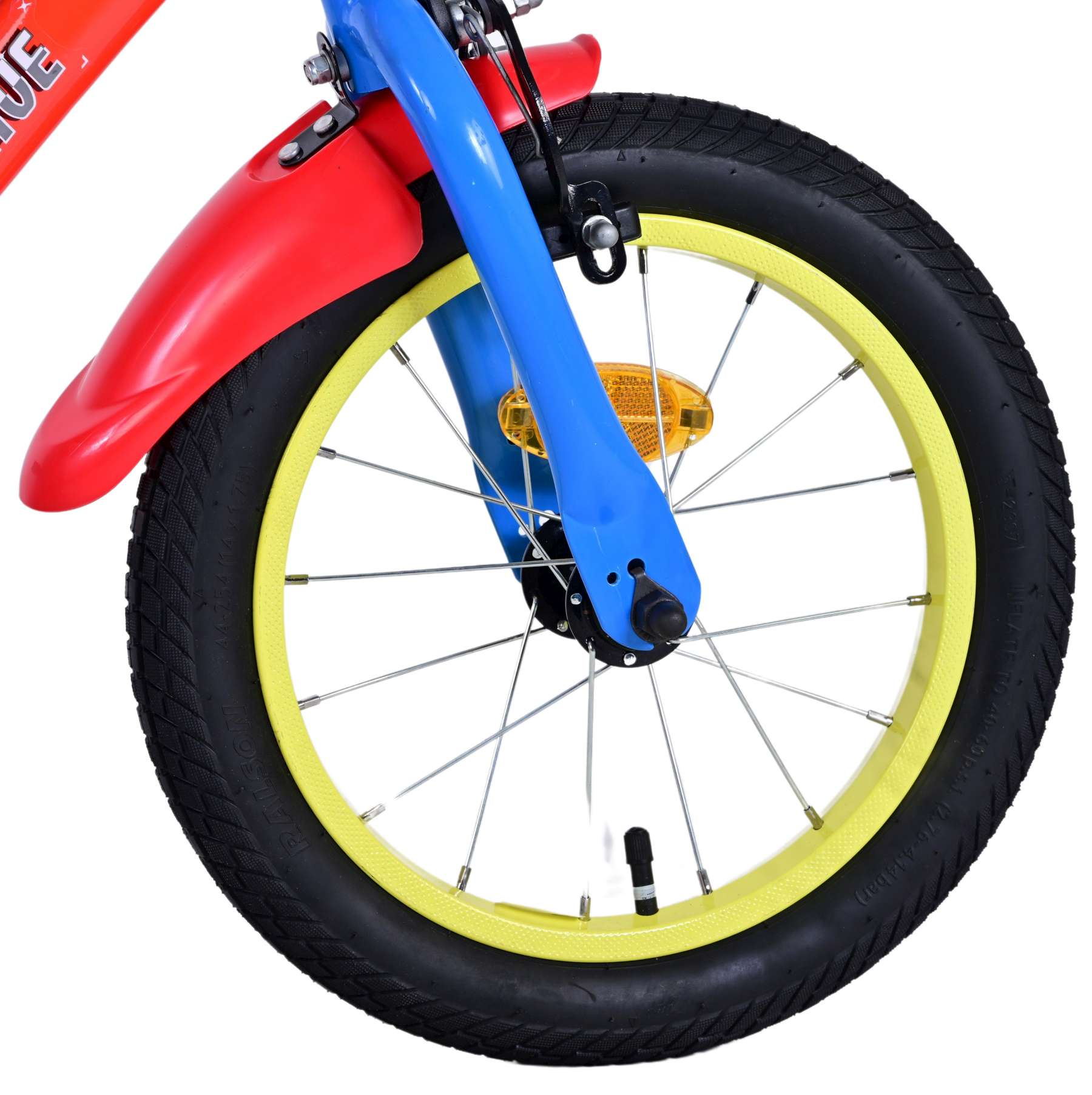 Nahaufnahme eines Fahrradrads. Das Rad hat einen gelben Felgen, einen schwarzen Reifen und eine blaue Gabel.