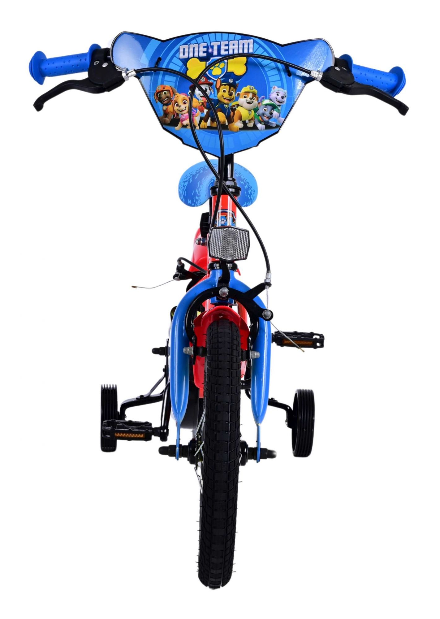 Vorderansicht eines roten und blauen Kinderfahrrads. Mit 'Paw Patrol'-Motiv und Stützrädern.